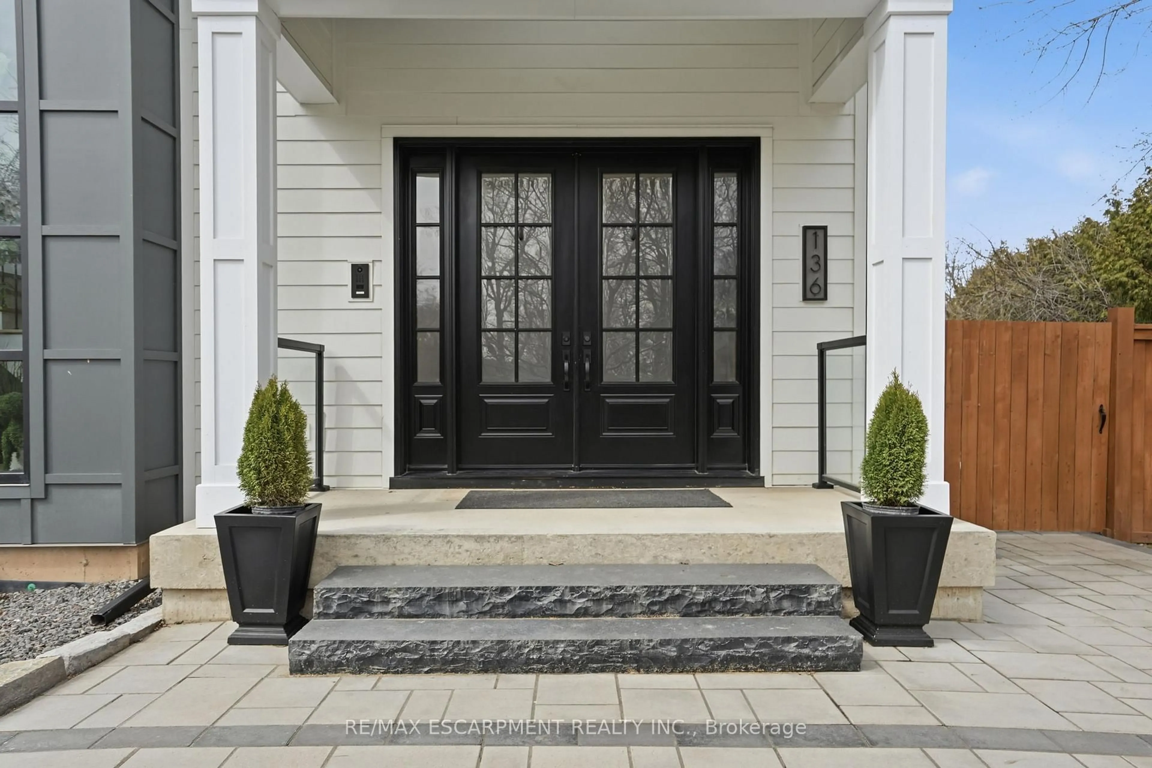 Indoor entryway for 136 ROCKCLIFFE Rd, Hamilton Ontario L9H 7H3