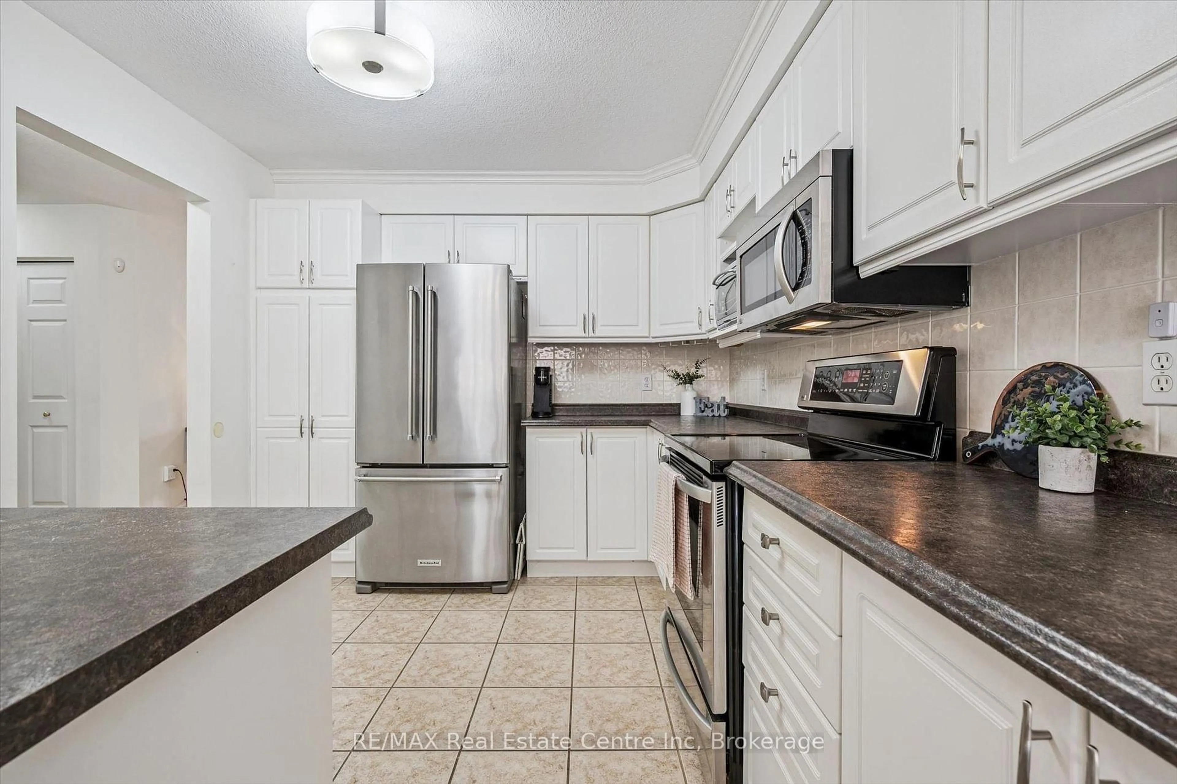 Standard kitchen, unknown for 33 Thornton St, Guelph Ontario N1E 7B1
