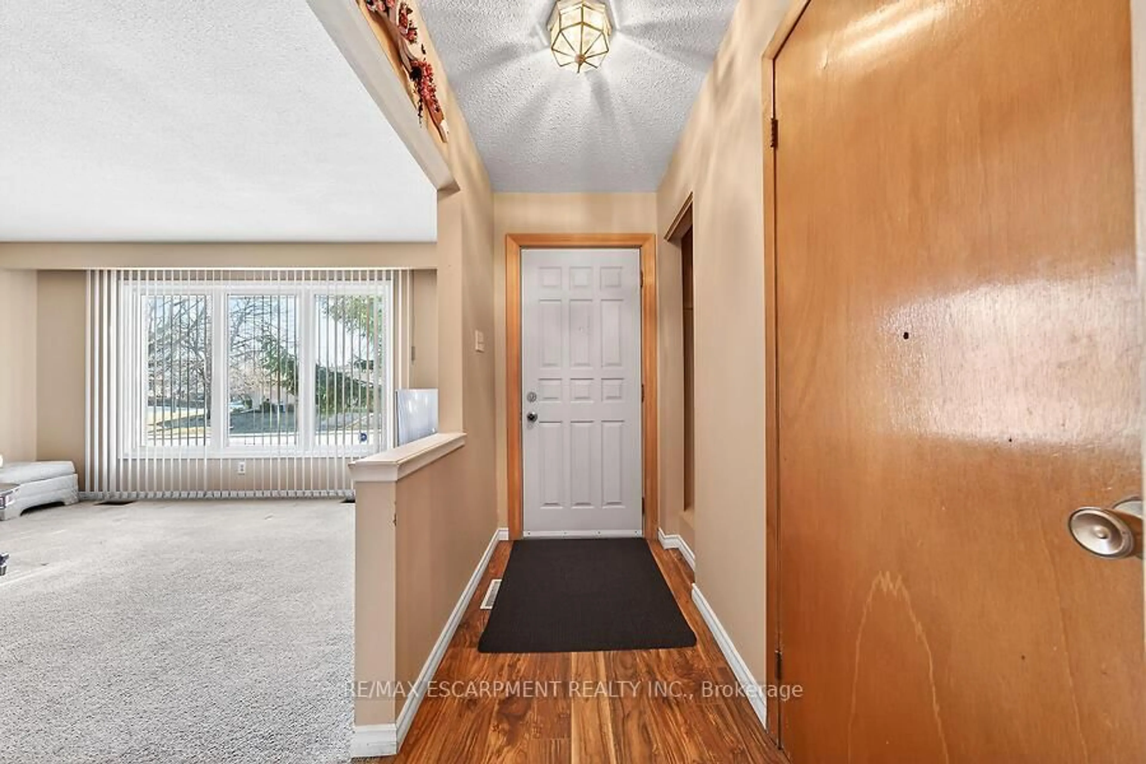 Indoor entryway for 66 Highridge Ave, Hamilton Ontario L8E 2S1