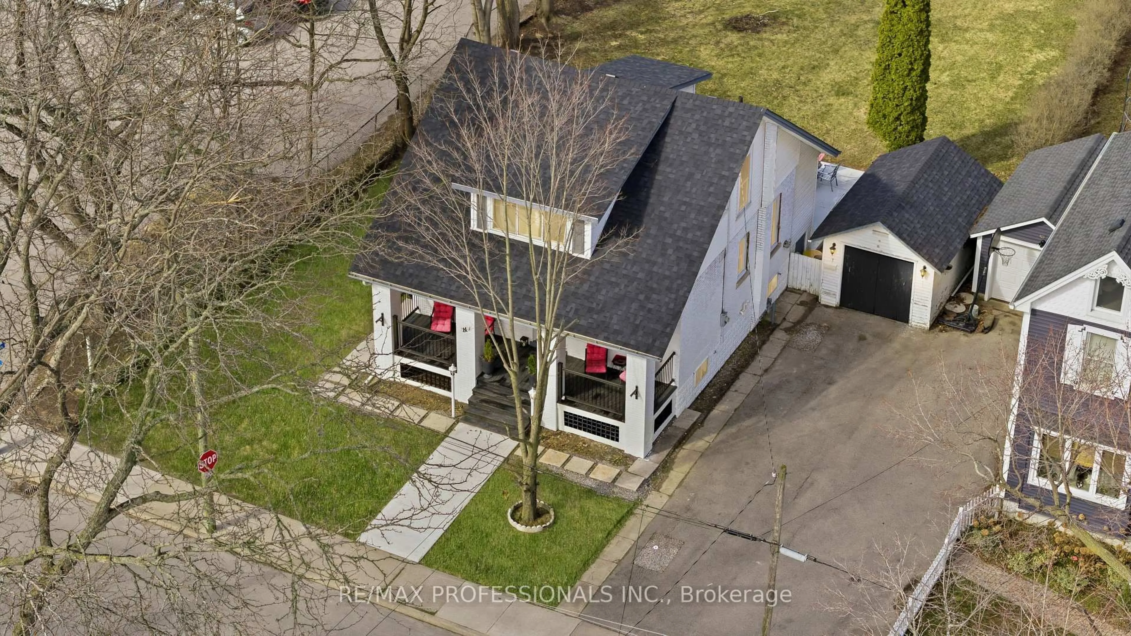 A pic from outside/outdoor area/front of a property/back of a property/a pic from drone, building for 14 Kidd Ave, Grimsby Ontario L3M 3S3