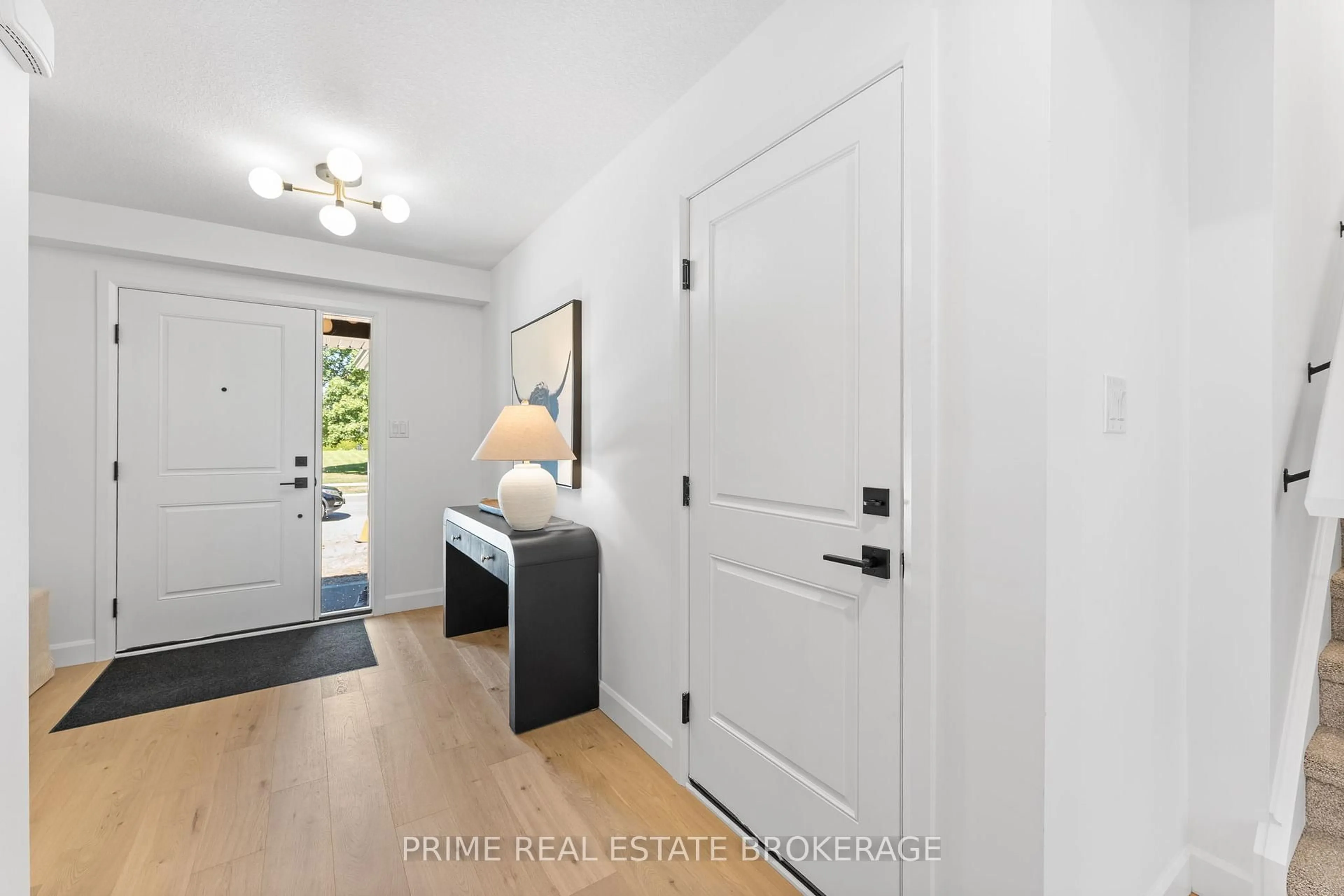 Indoor entryway for 177 Chestnut St #8, Lucan Biddulph Ontario N0M 2J0