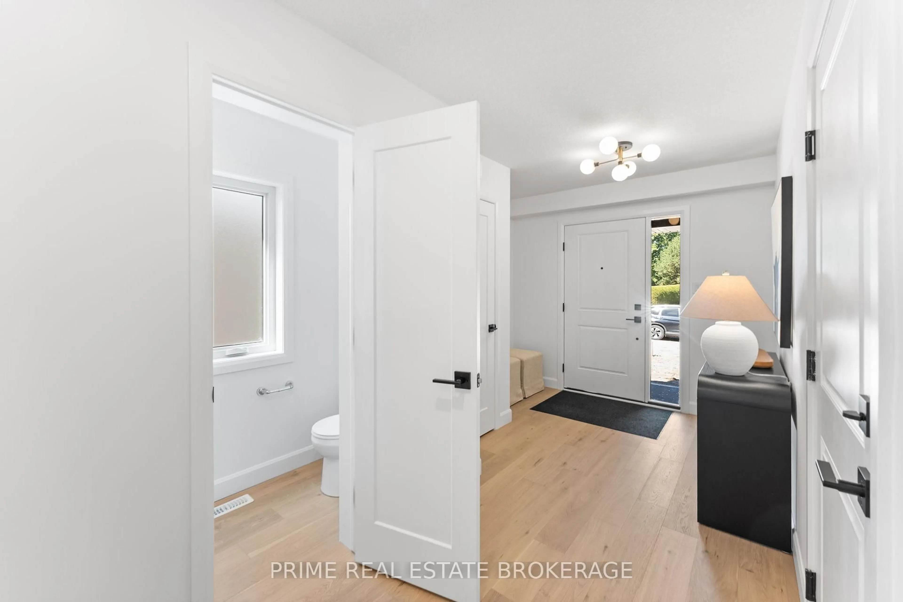 Indoor entryway for 177 Chestnut St #8, Lucan Biddulph Ontario N0M 2J0