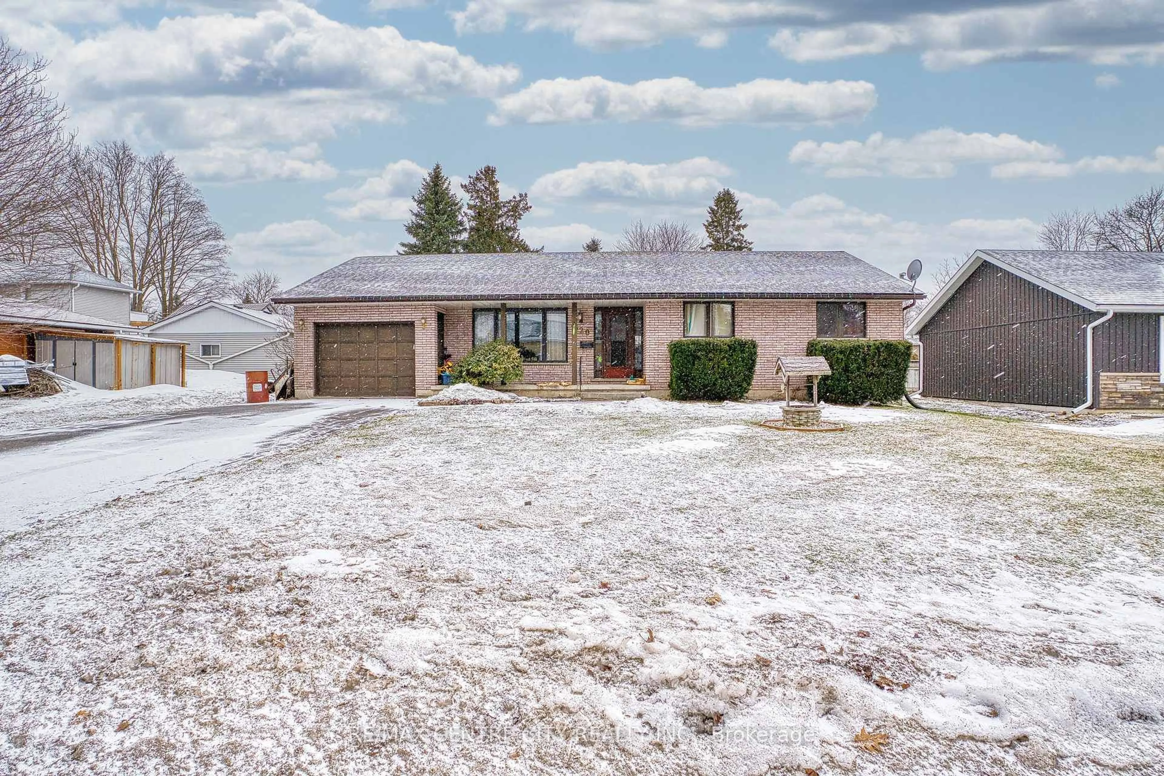 A pic from outside/outdoor area/front of a property/back of a property/a pic from drone, street for 520 Victoria St, Minto Ontario N0G 2P0