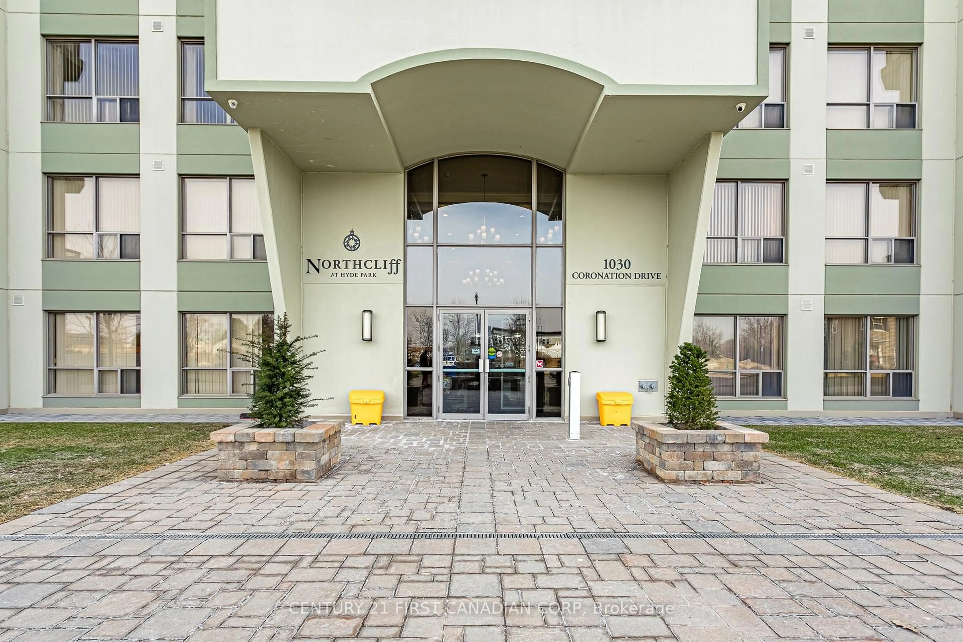 Indoor foyer for 1030 Coronation Dr #312, London North Ontario N6G 0G5