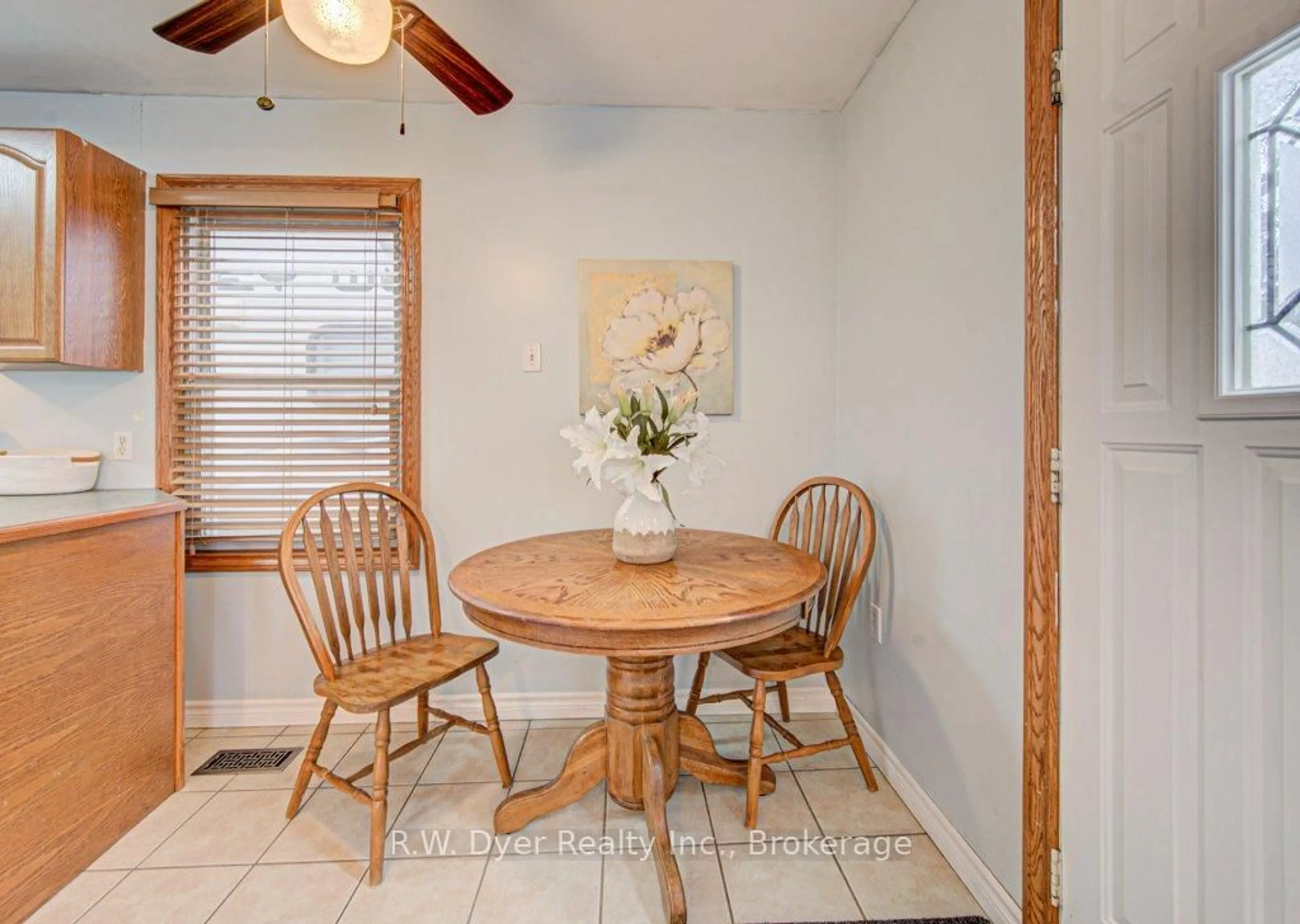 Dining room, ceramic/tile floor for 7 Second Ave, Cambridge Ontario N1S 2B7