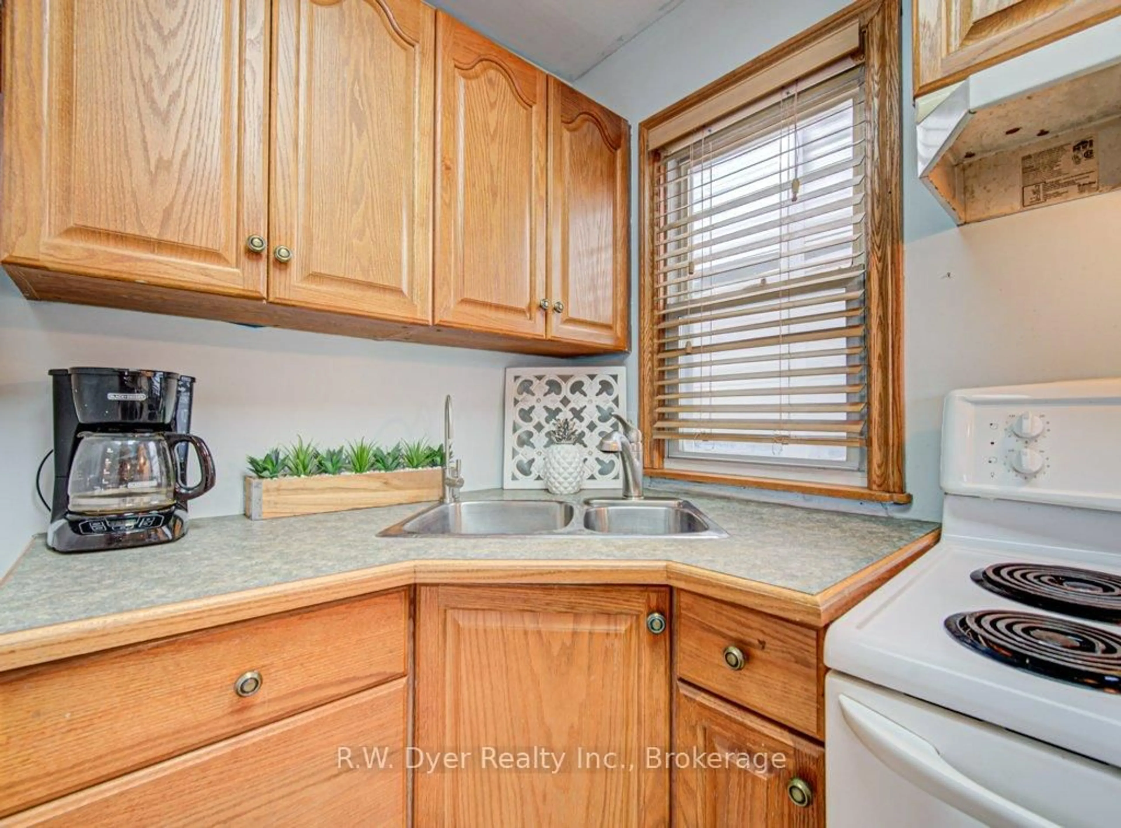 Standard kitchen, unknown for 7 Second Ave, Cambridge Ontario N1S 2B7