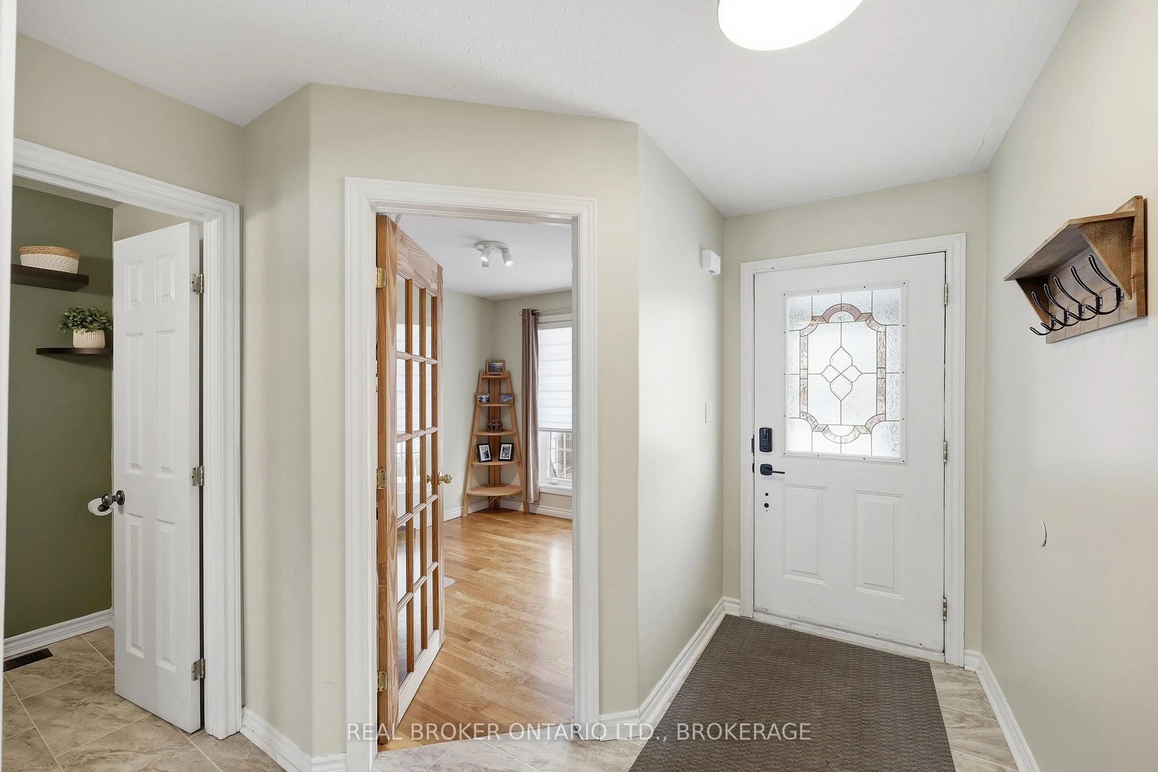 Indoor entryway for 85 Schooner Dr, Kingston Ontario K7K 7K1