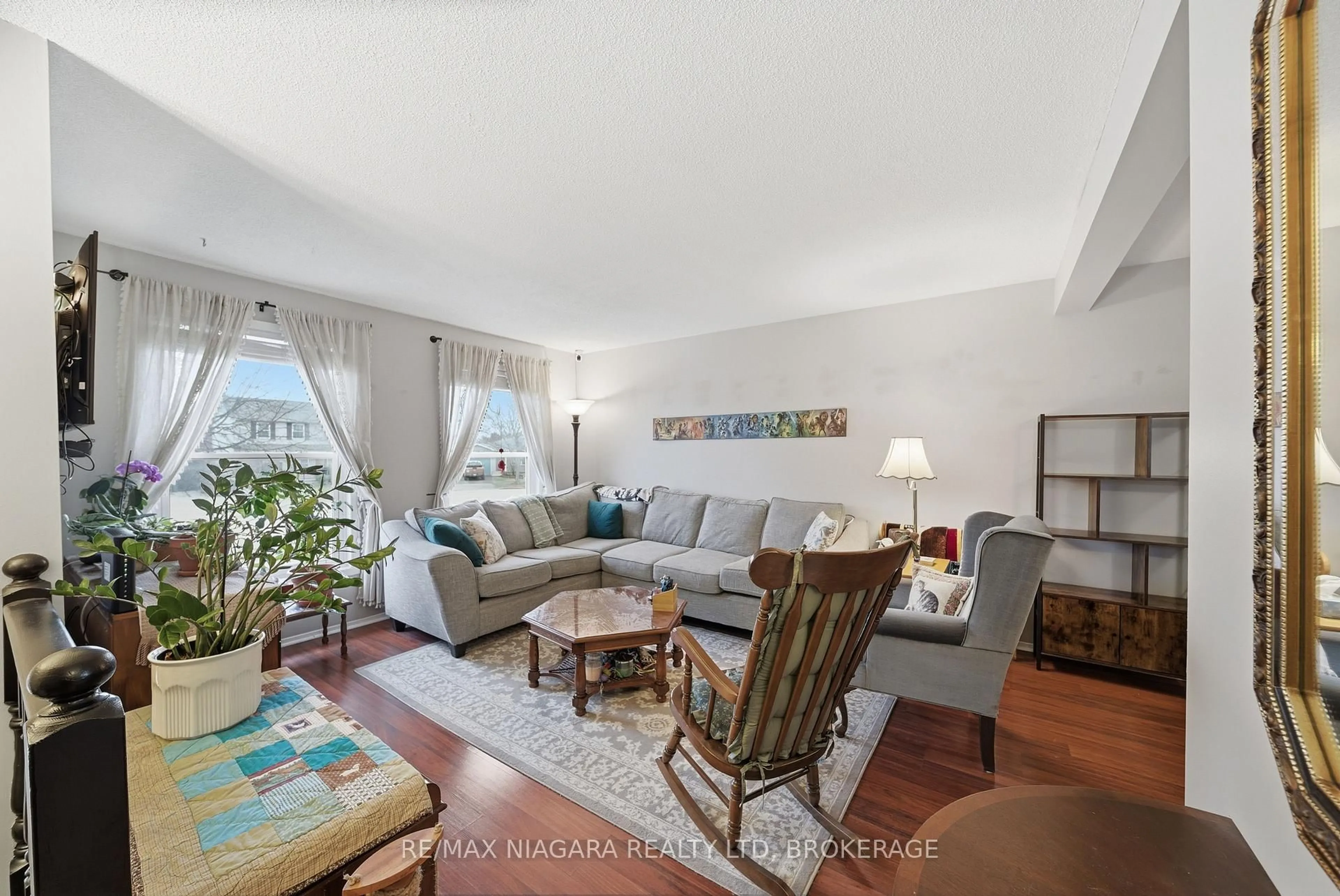 Living room with furniture, unknown for 9 Joshua Crt, Welland Ontario L3C 7E3