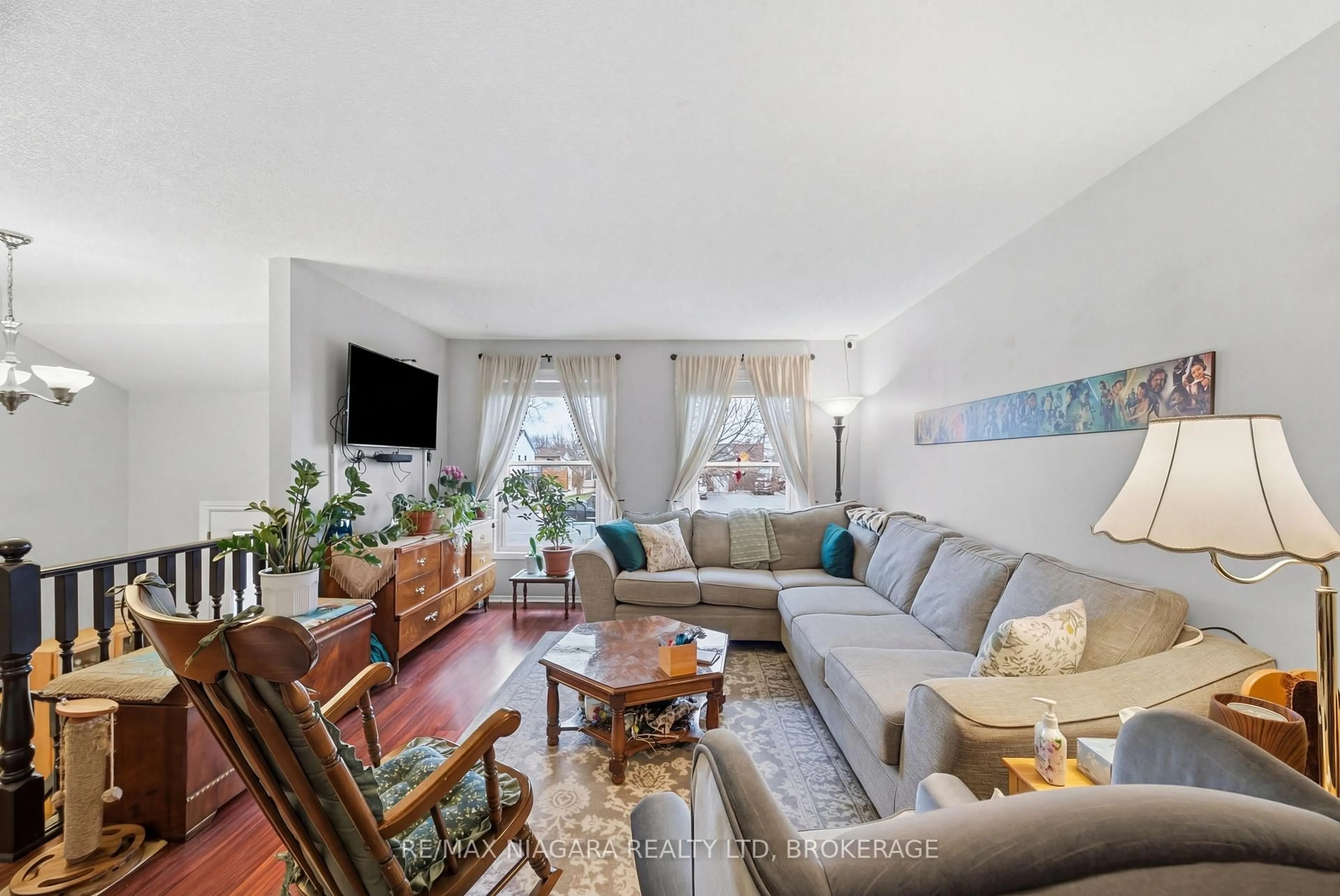 Living room with furniture, unknown for 9 Joshua Crt, Welland Ontario L3C 7E3