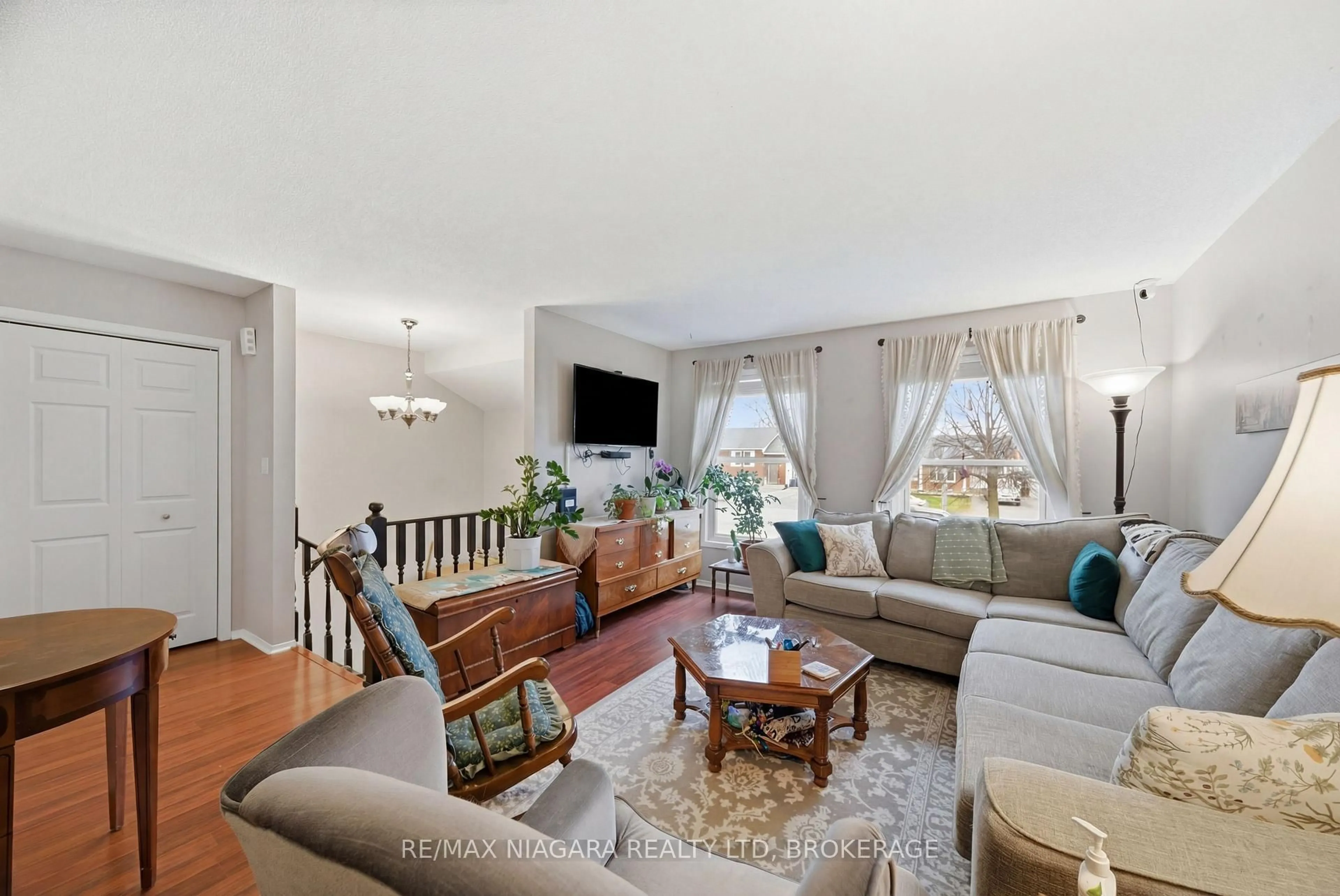 Living room with furniture, unknown for 9 Joshua Crt, Welland Ontario L3C 7E3