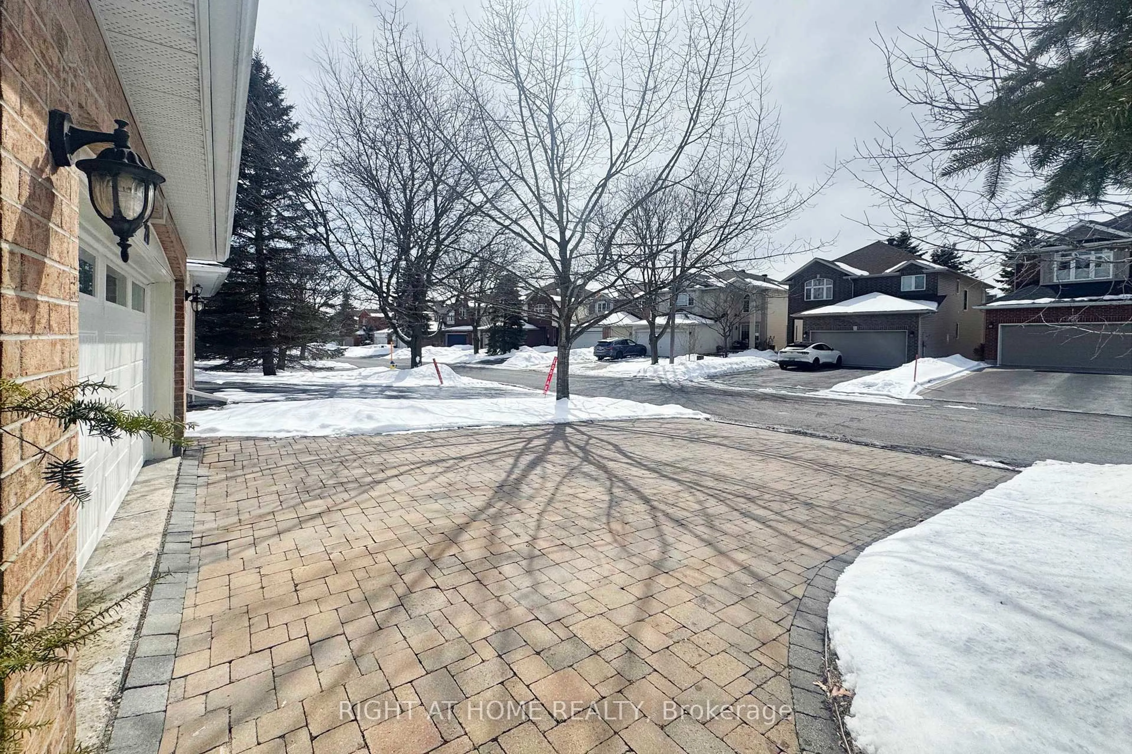 A pic from outside/outdoor area/front of a property/back of a property/a pic from drone, street for 20 EVANSHEN Cres, Ottawa Ontario K2K 2Z6