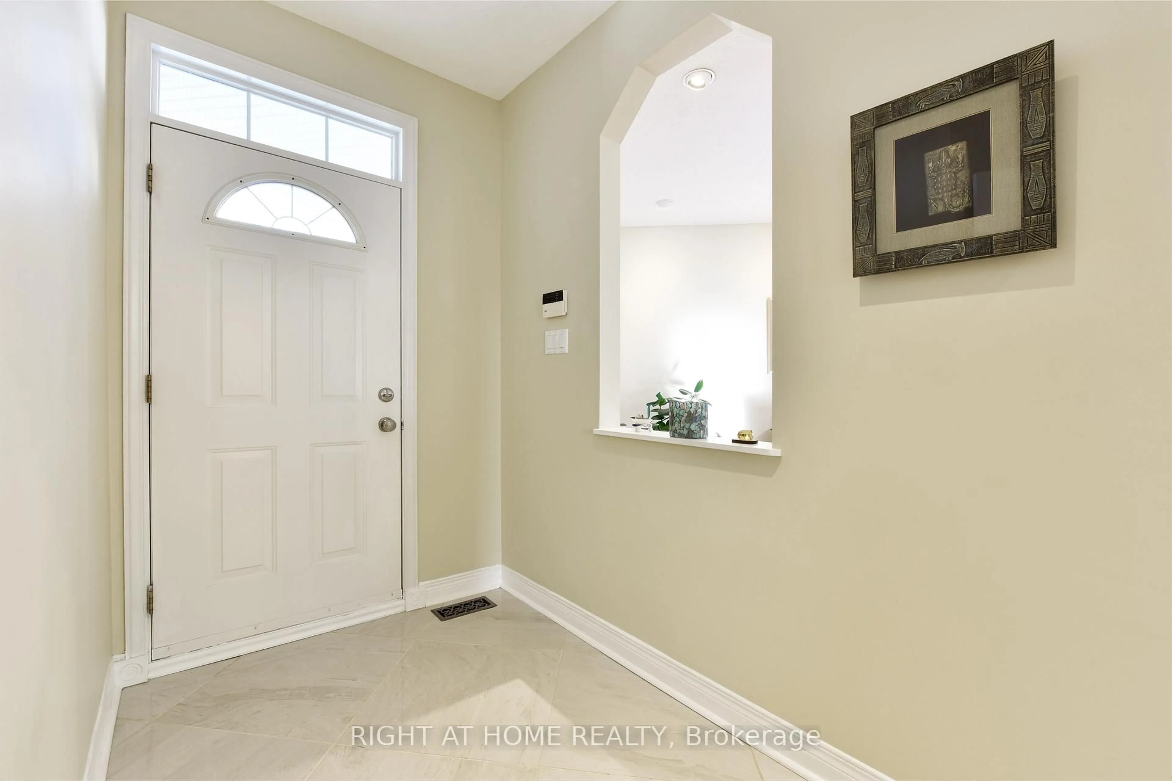 Indoor entryway for 20 EVANSHEN Cres, Ottawa Ontario K2K 2Z6