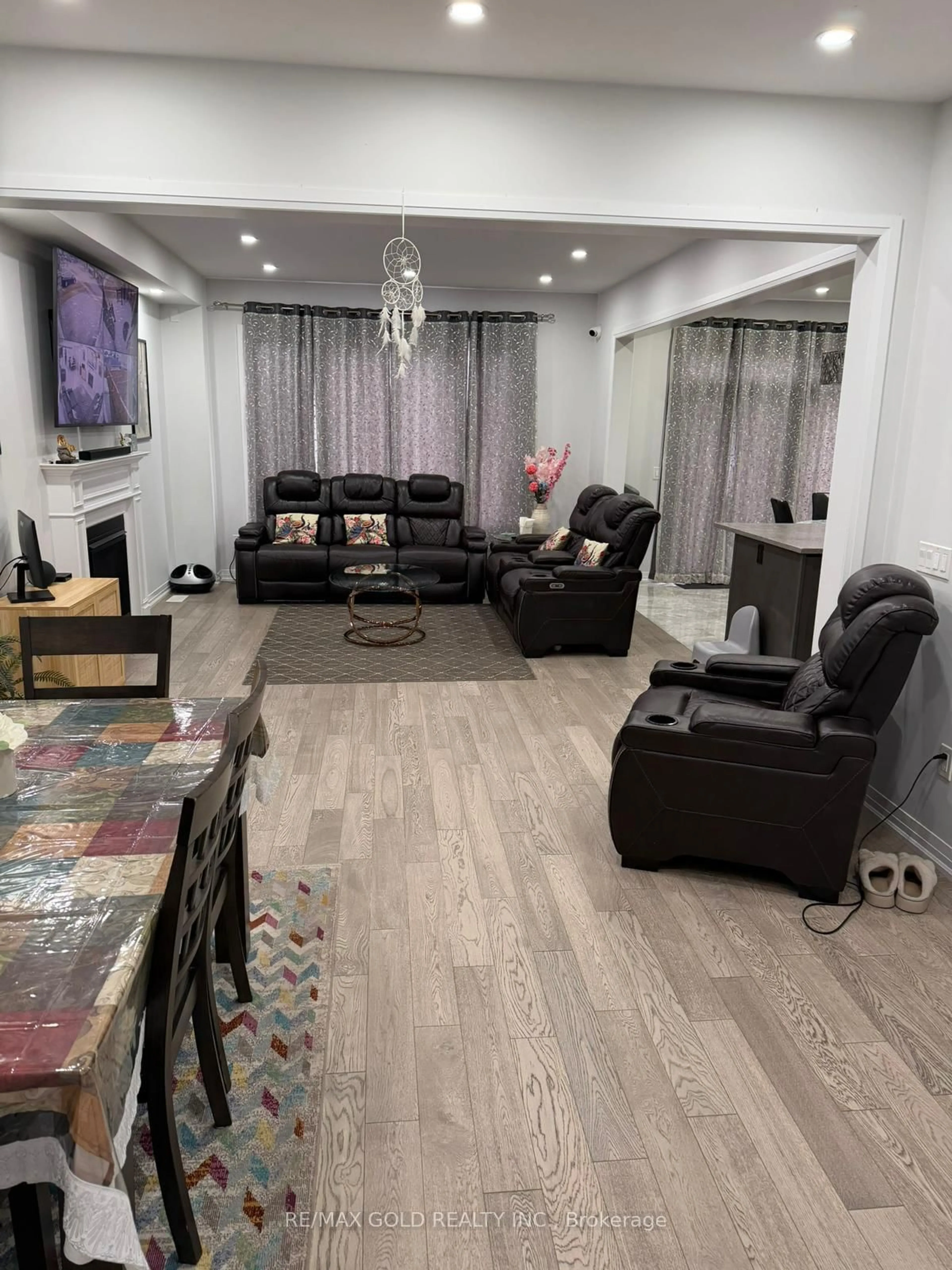 Living room with furniture, unknown for 109 Silverwood Cres, Woodstock Ontario N4T 0M5