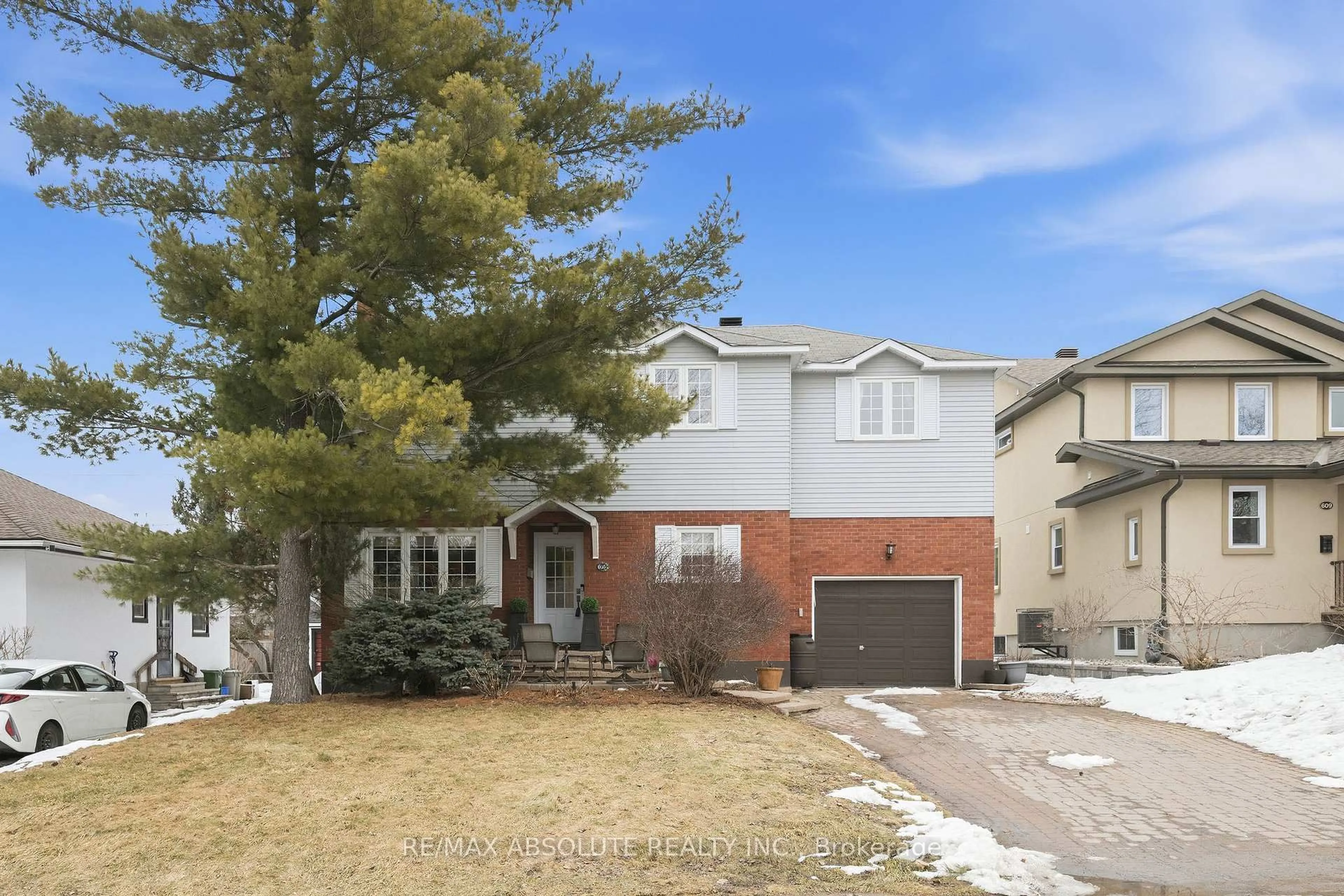 Home with brick exterior material, street for 605 Rowanwood Ave, Ottawa Ontario K2A 3E3