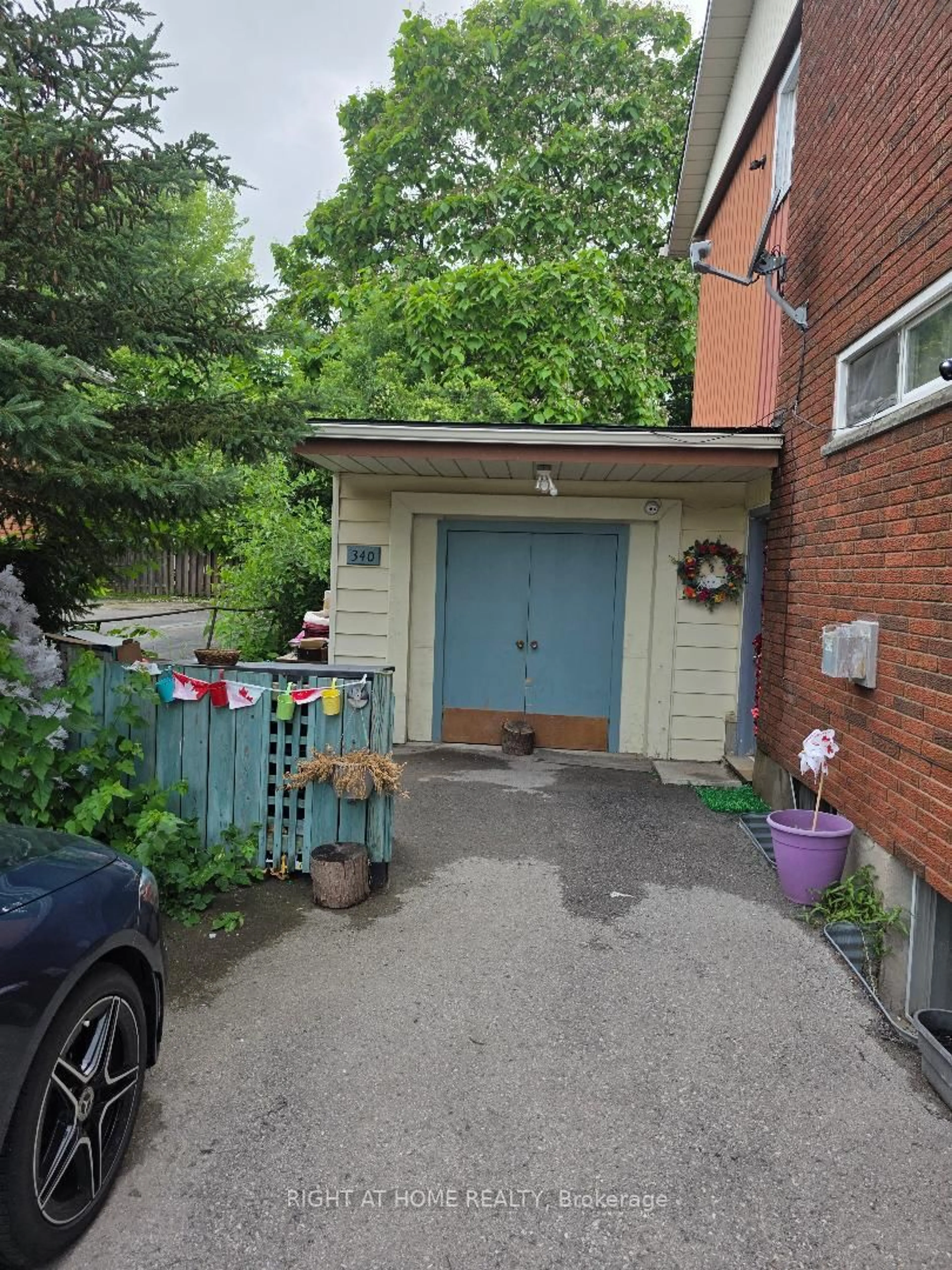 A pic from outside/outdoor area/front of a property/back of a property/a pic from drone, street for 340 Glenridge Ave, St. Catharines Ontario L2T 3K7
