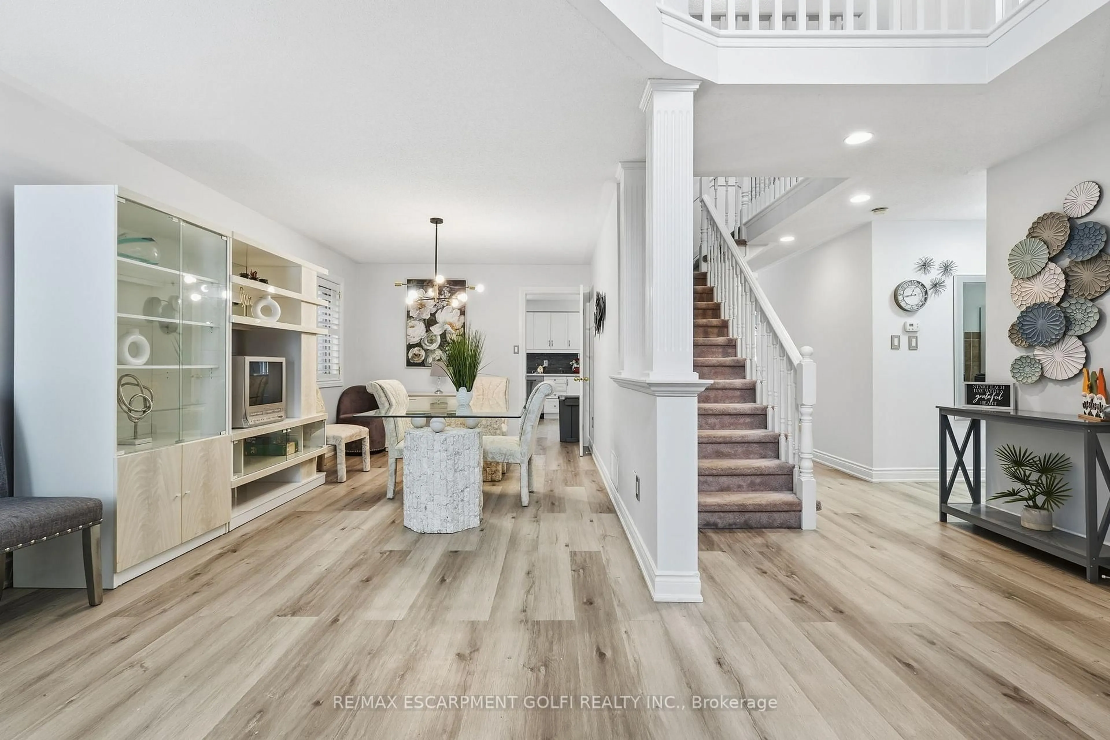 Indoor entryway for 66 Suffolk St, Hamilton Ontario L9K 1M9