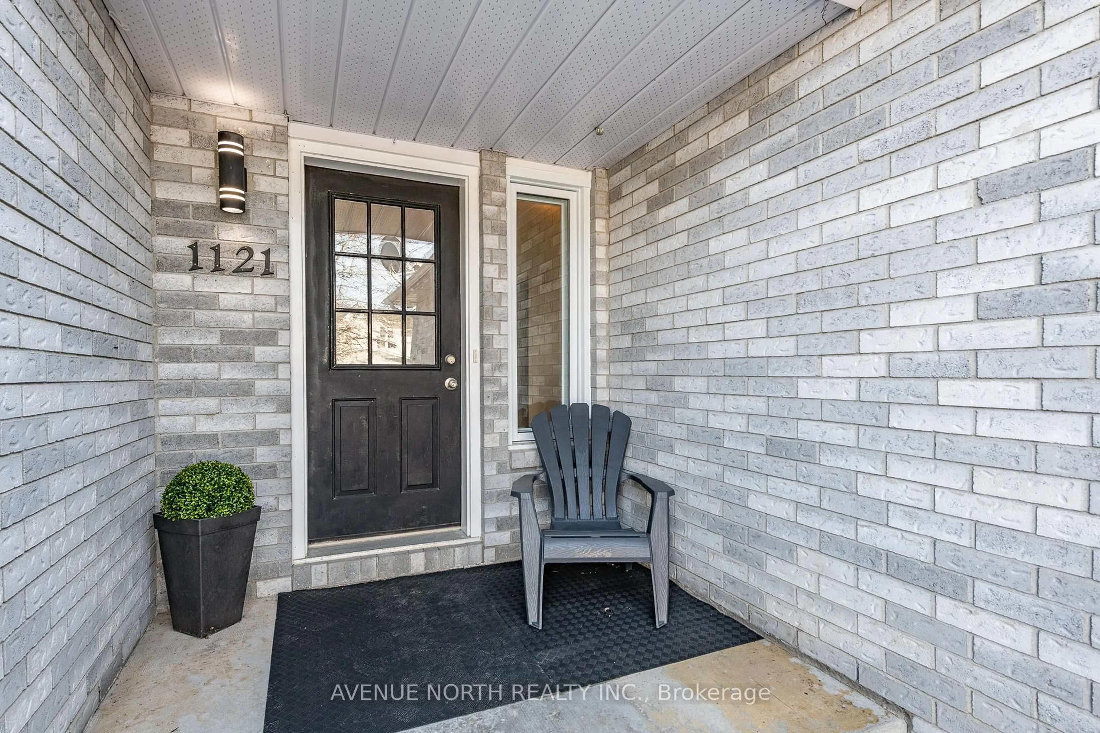 Indoor entryway for 1121 Dianne St, Clarence-Rockland Ontario K4K 1J6