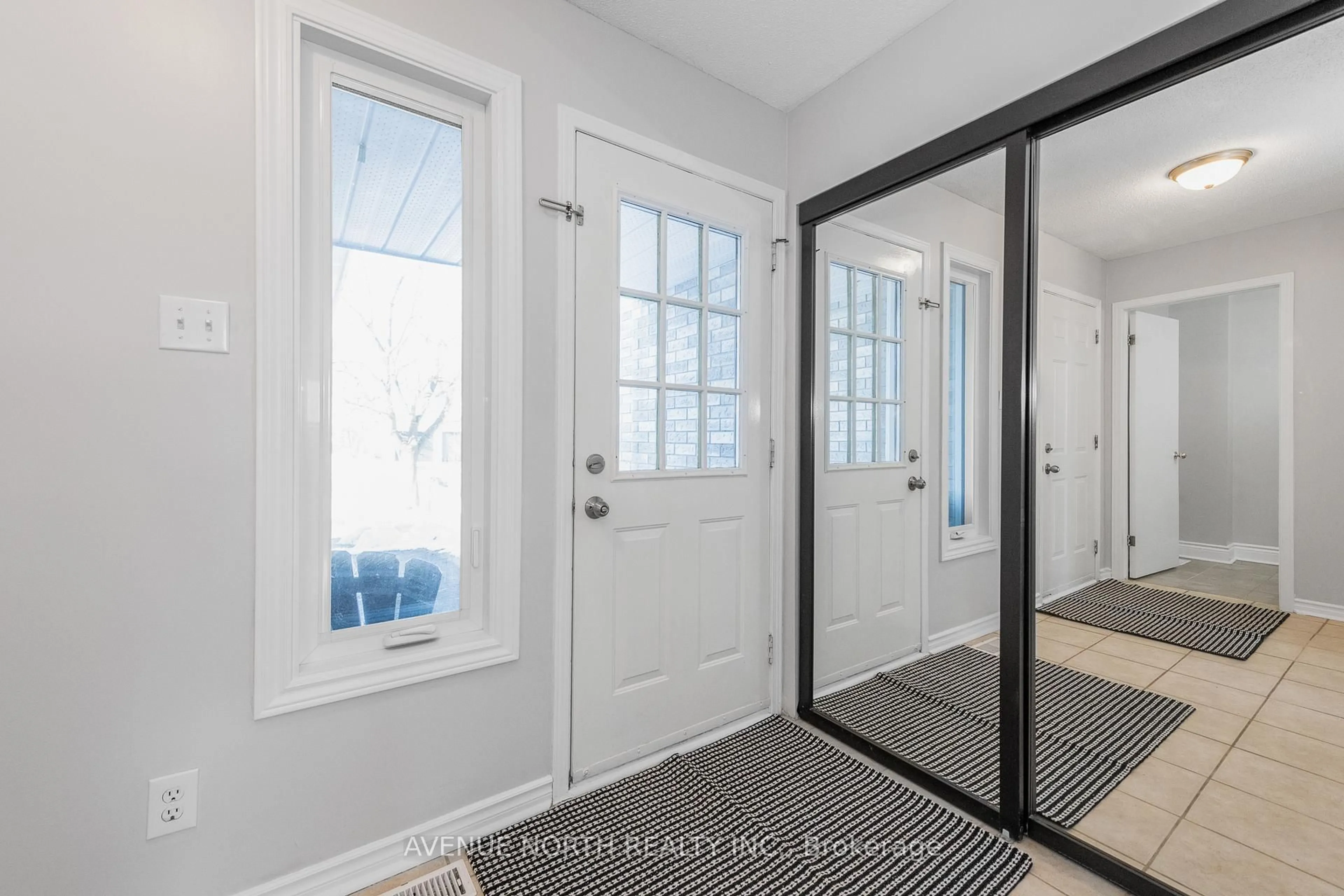 Indoor entryway for 1121 Dianne St, Clarence-Rockland Ontario K4K 1J6