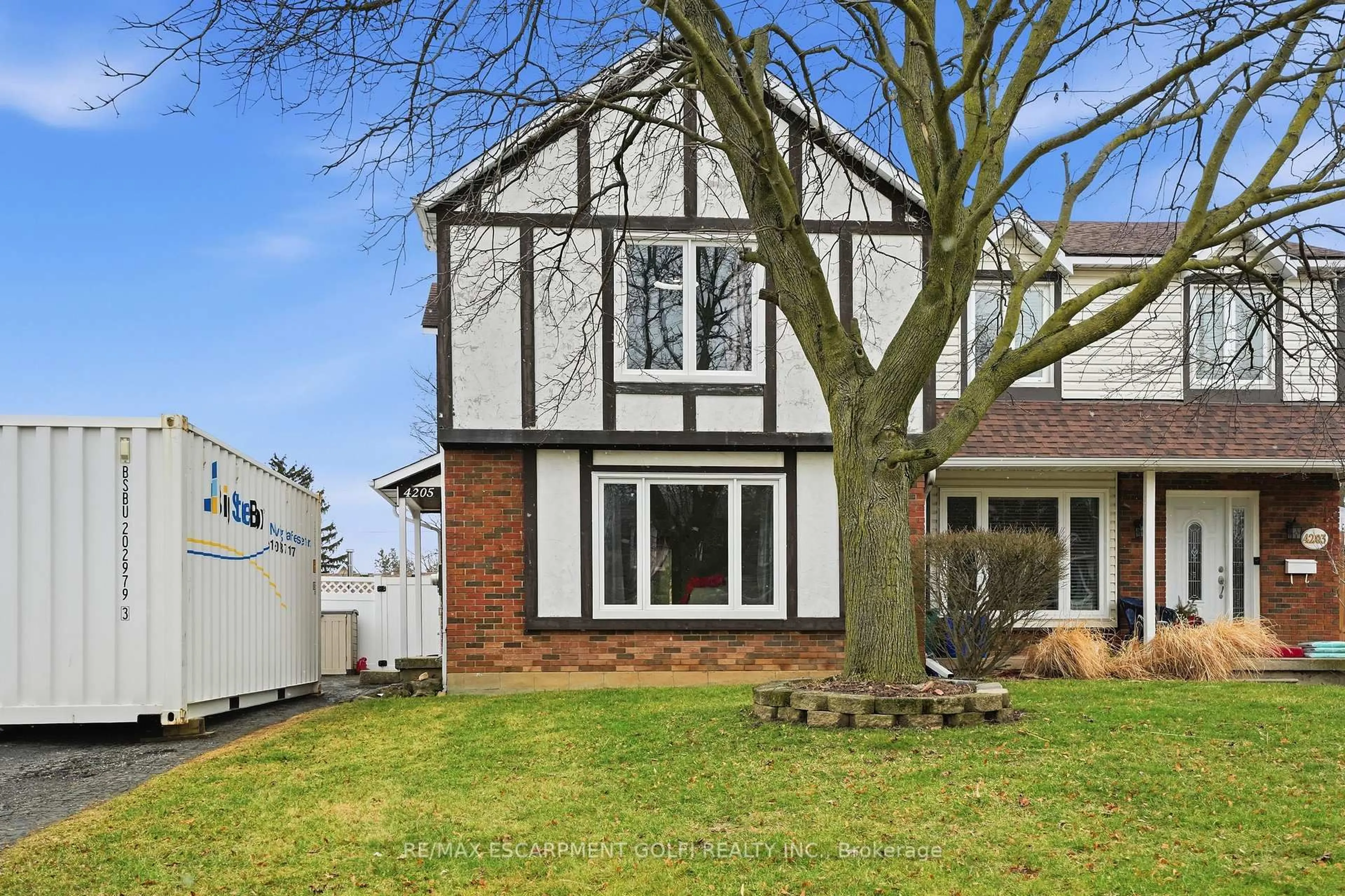 Home with vinyl exterior material, street for 4205 Highland Park Dr, Lincoln Ontario L3J 0K3