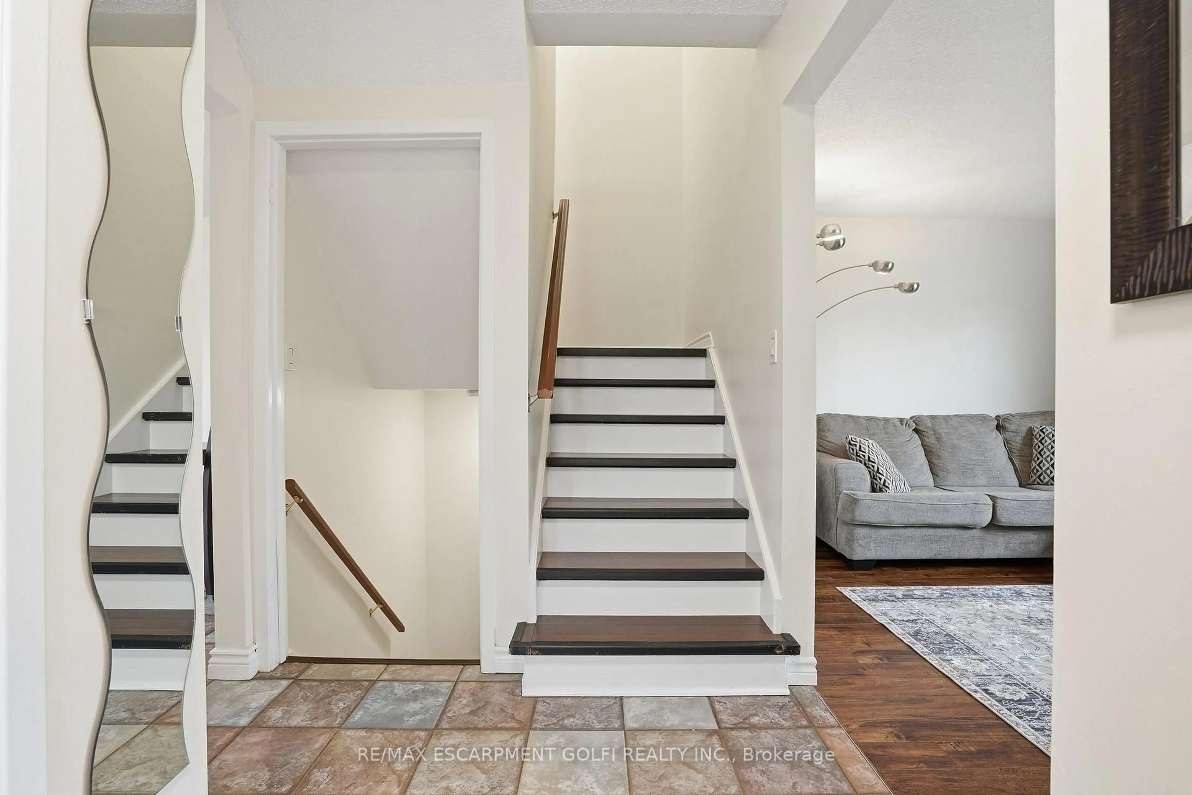 Stairs for 4205 Highland Park Dr, Lincoln Ontario L3J 0K3