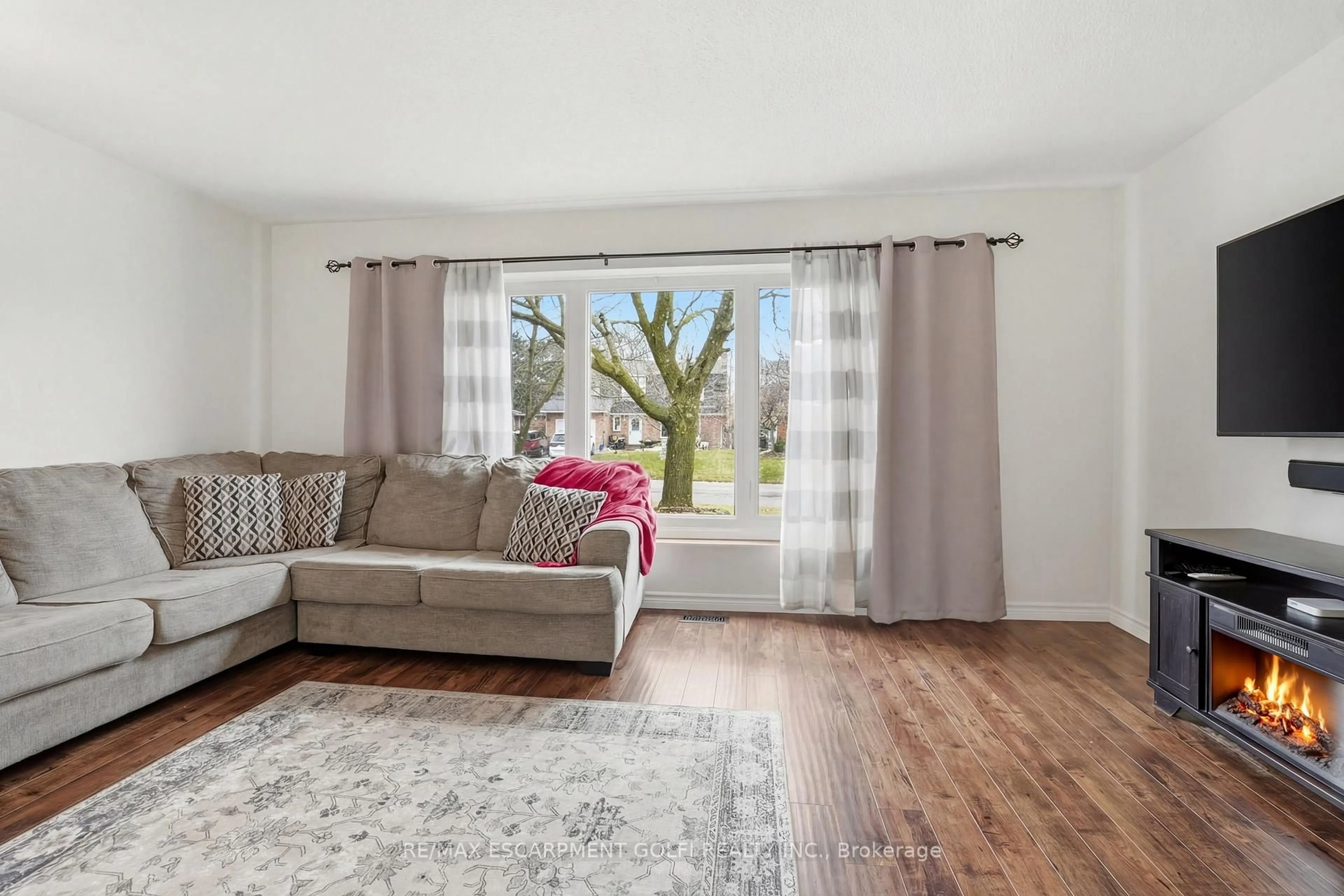 Living room with furniture, wood/laminate floor for 4205 Highland Park Dr, Lincoln Ontario L3J 0K3