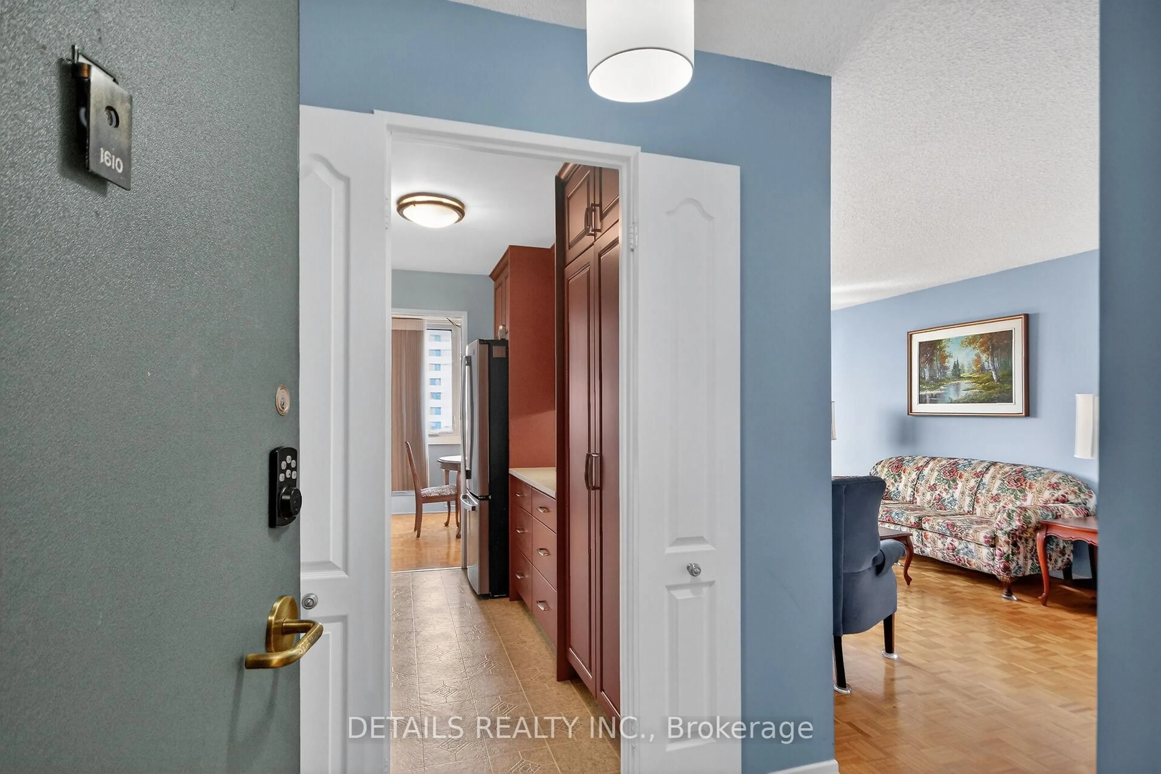 Indoor entryway for 2625 Regina St #1610, Ottawa Ontario K2B 5W8