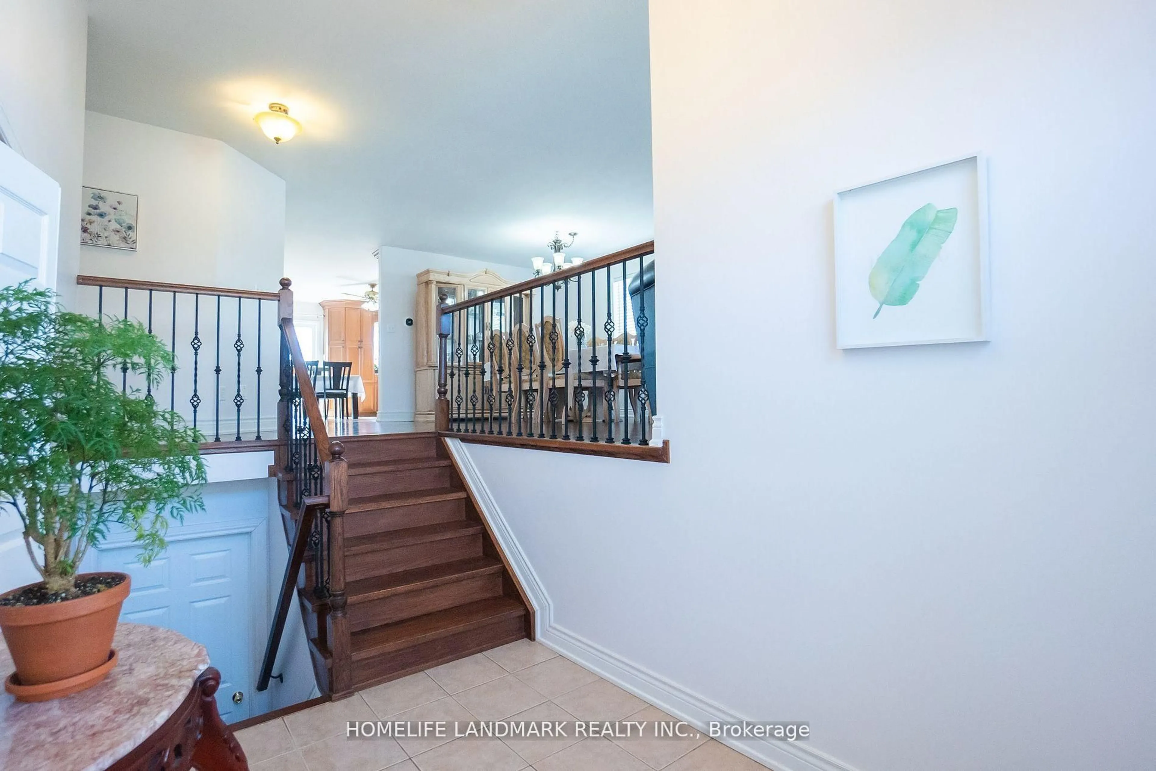 Indoor foyer for 4498 Garden Gate Terr, Lincoln Ontario L0R 1B9