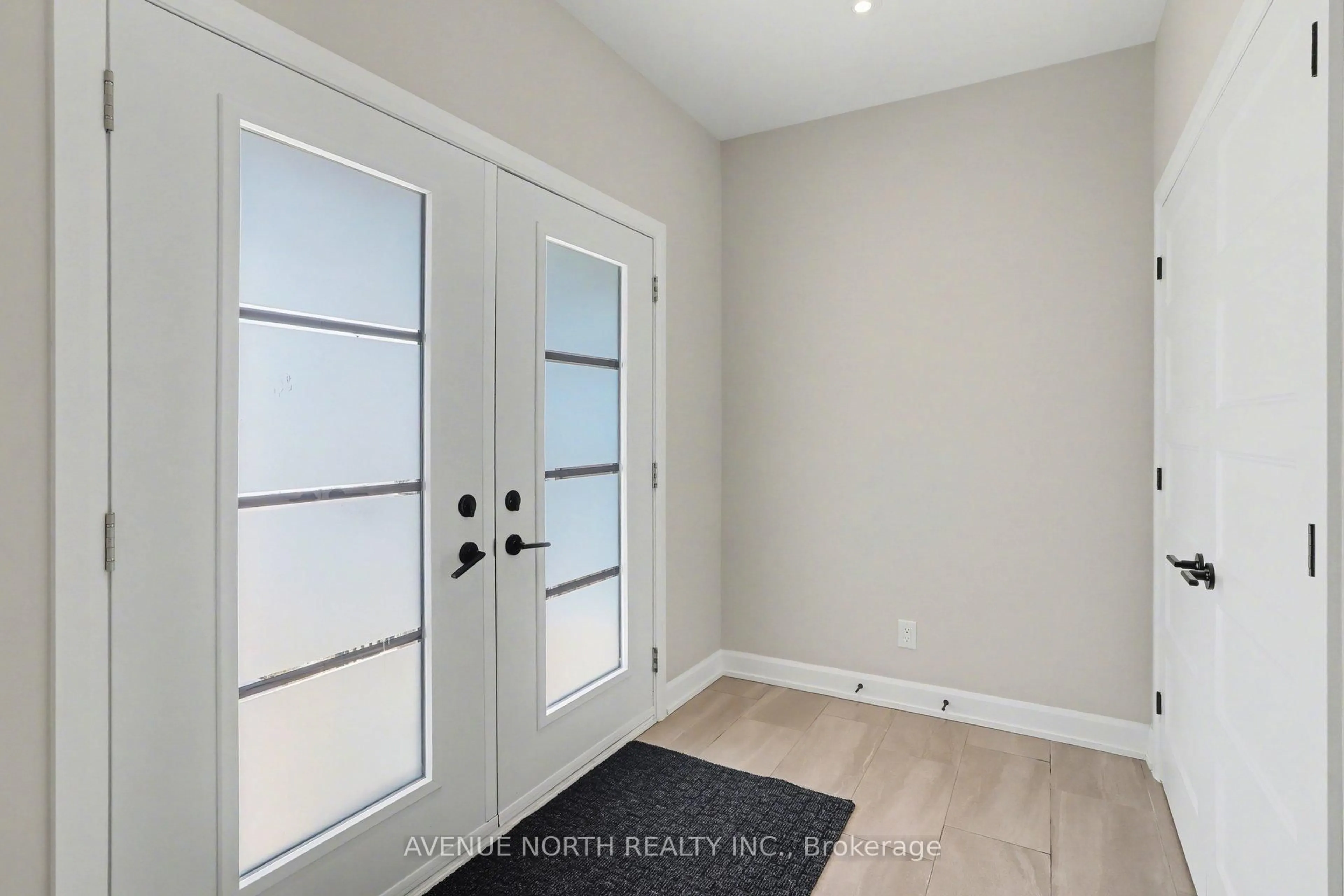 Indoor entryway for 668 Geneva Cres, Russell Ontario K0A 1W0