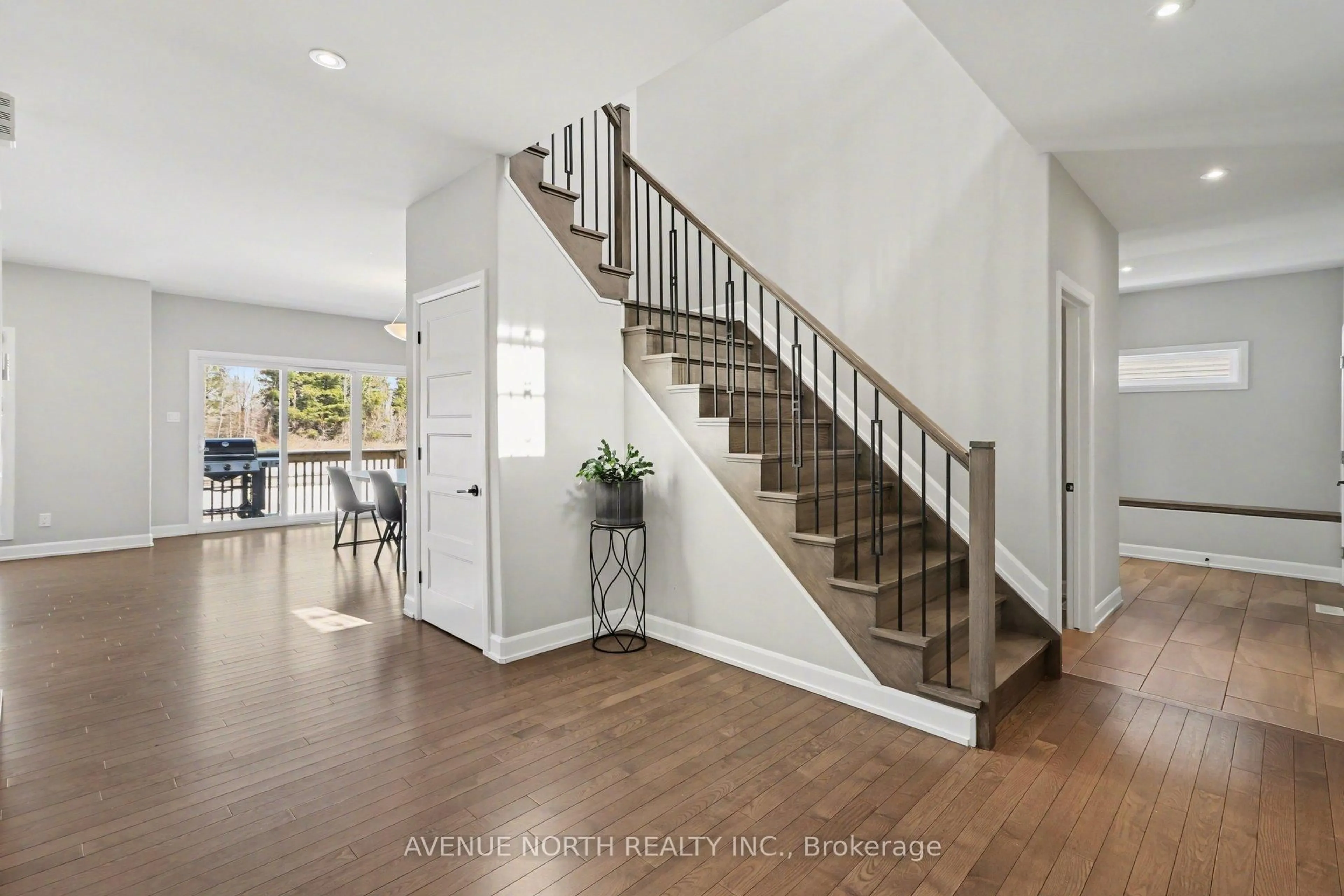 Indoor entryway for 668 Geneva Cres, Russell Ontario K0A 1W0