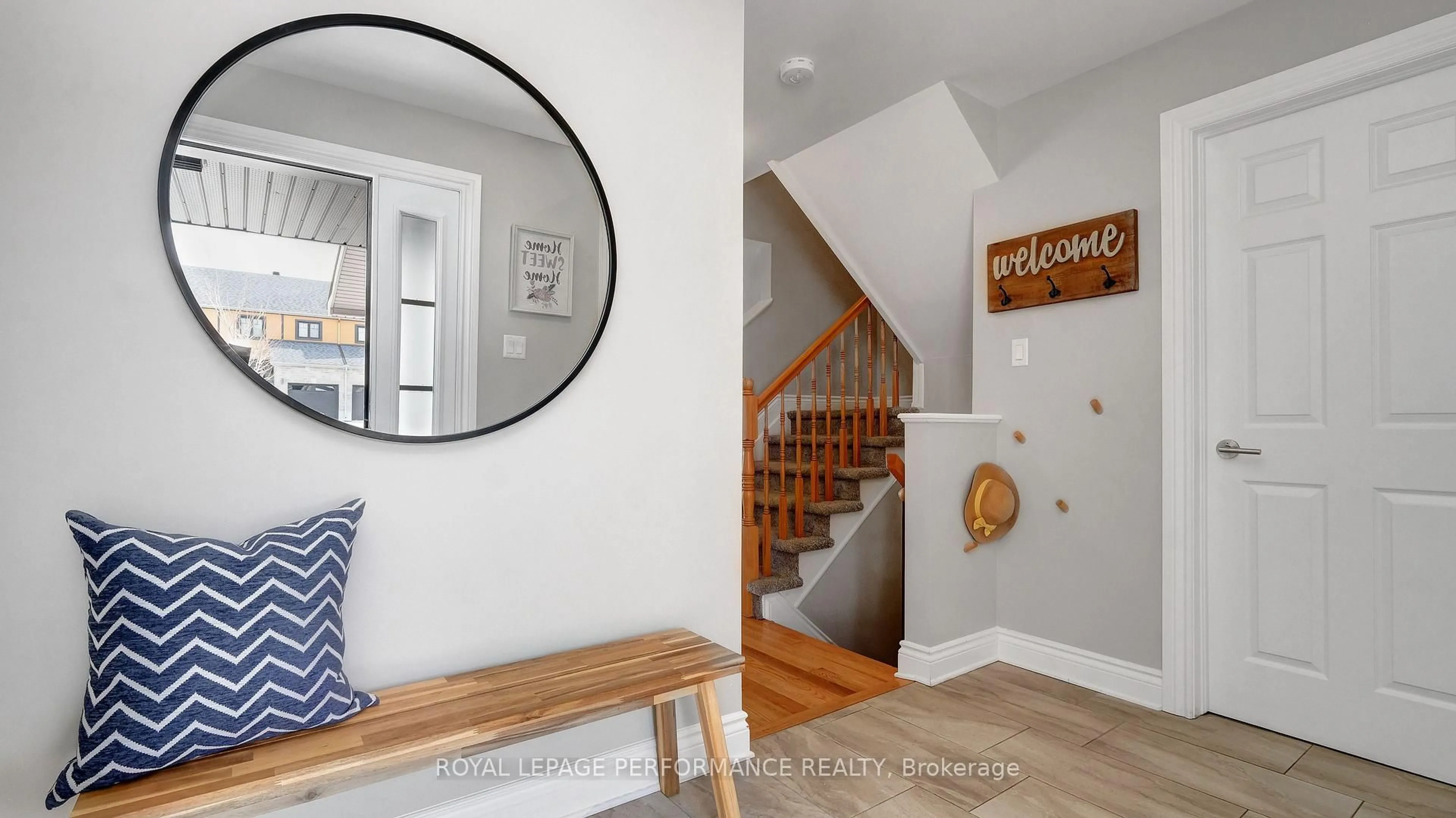 Indoor entryway for 313 Twilight Ave, Russell Ontario K4R 0E3