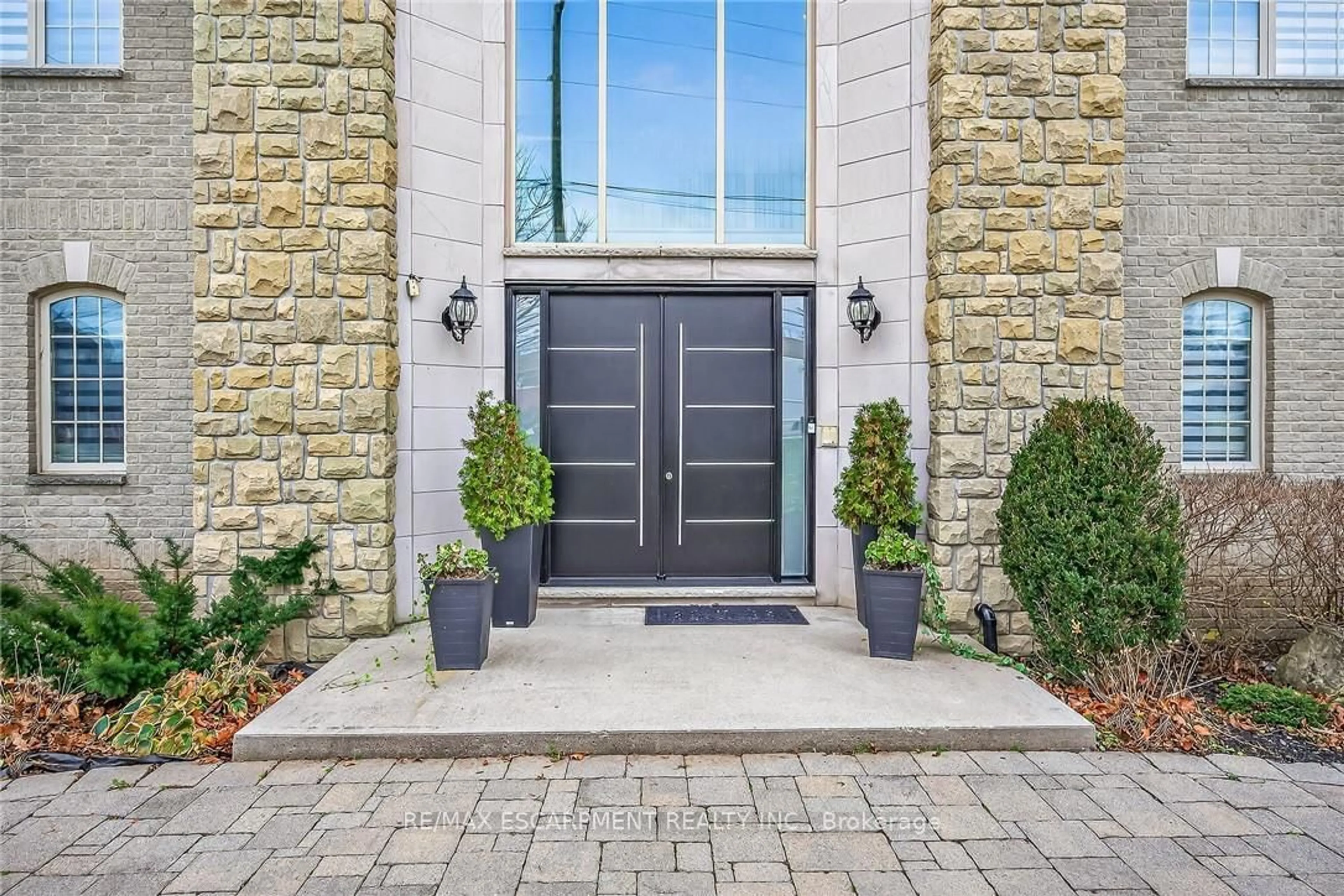 Indoor entryway for 397 Caithness St, Haldimand Ontario N3W 1C8