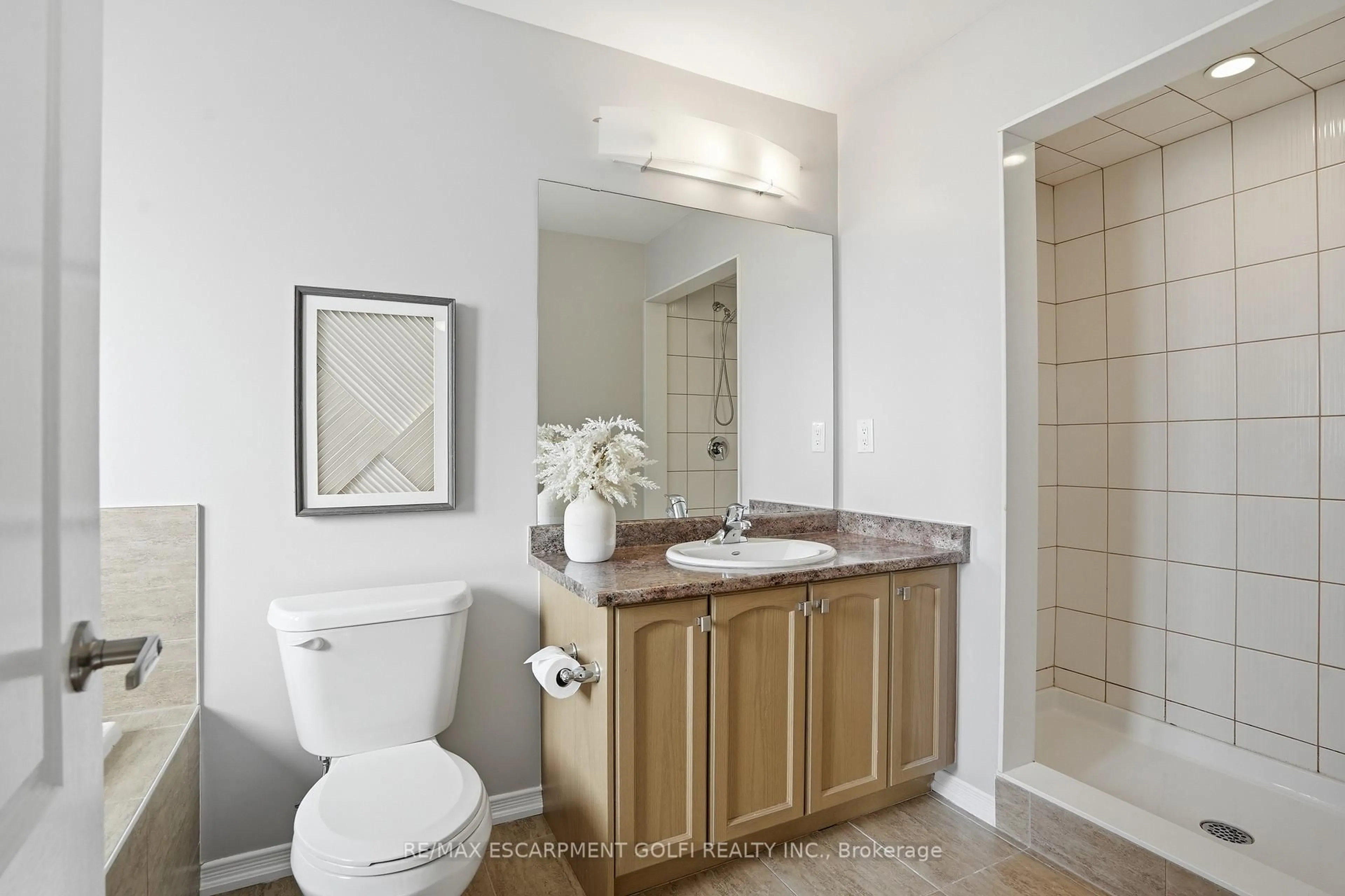 Standard bathroom, ceramic/tile floor for 7839 Dockweed Dr, Niagara Falls Ontario L2H 3R9