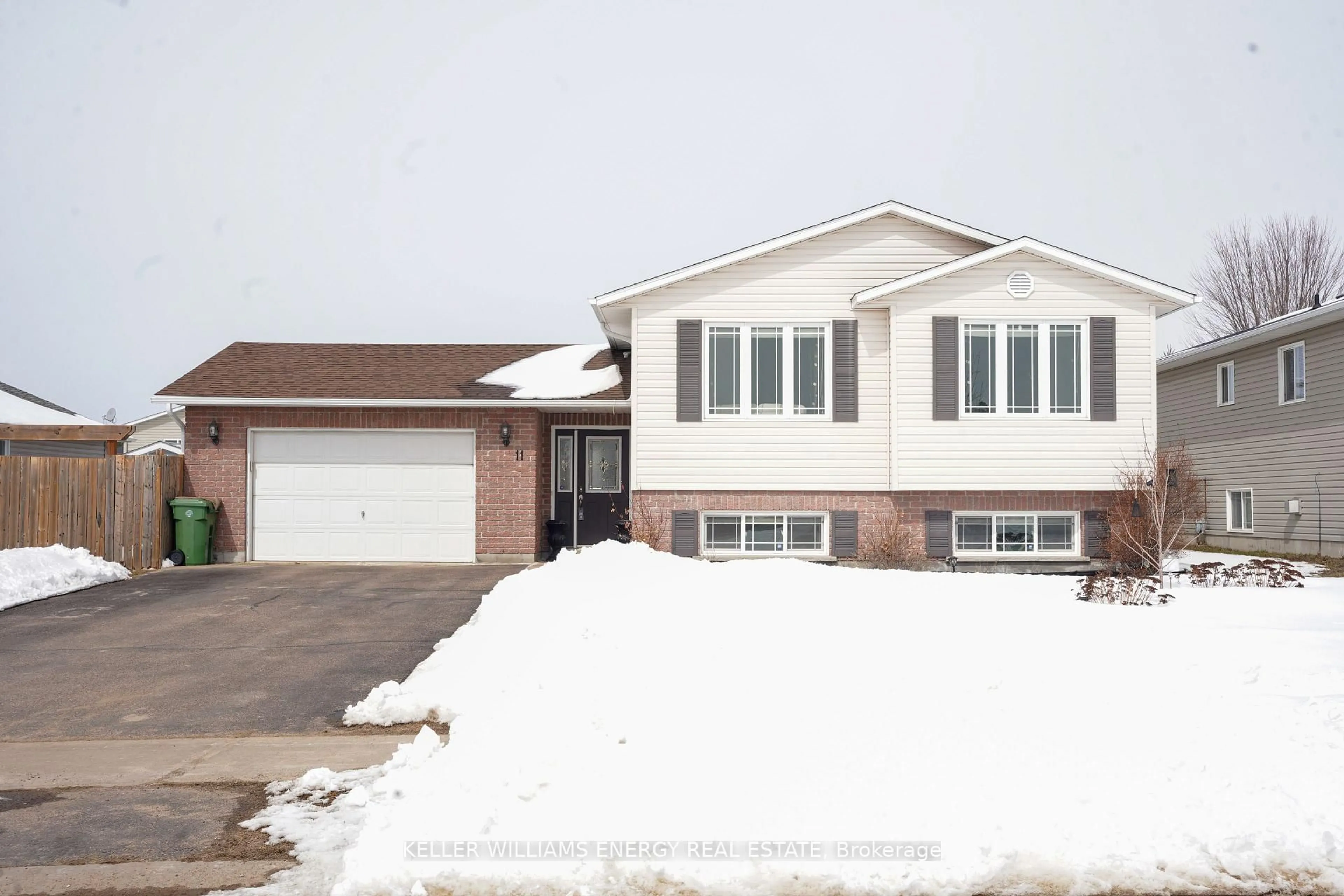 Home with vinyl exterior material, street for 11 Morning Star St, Petawawa Ontario K8H 0A1