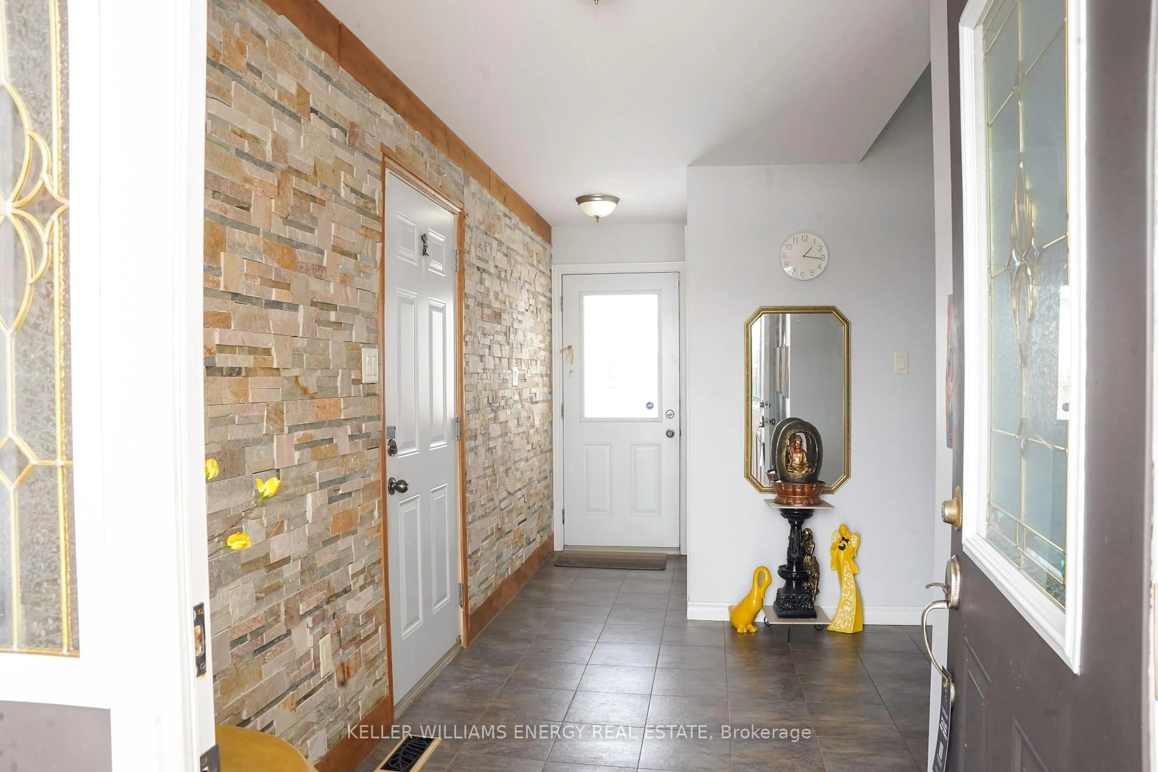 Indoor entryway for 11 Morning Star St, Petawawa Ontario K8H 0A1