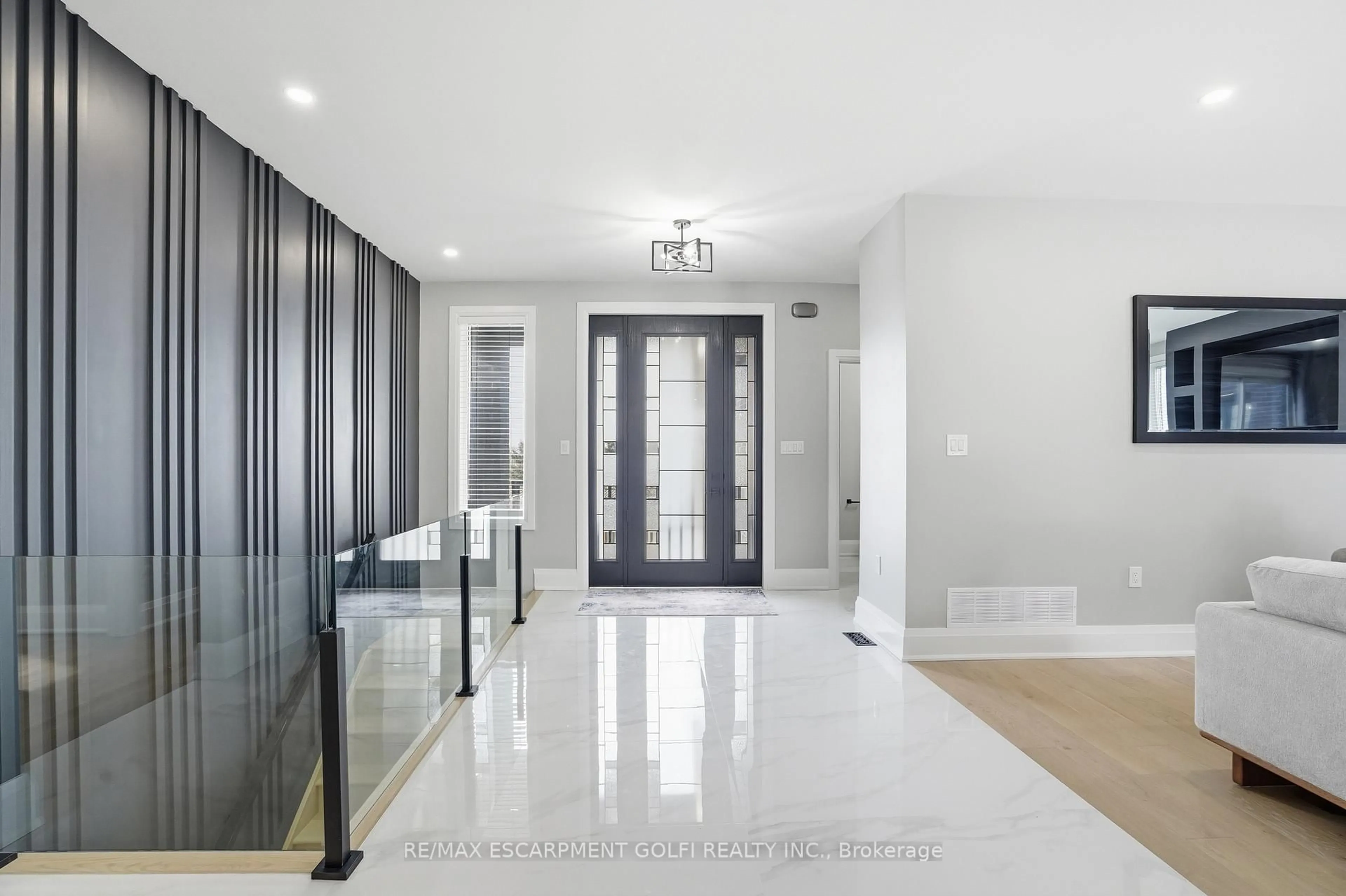 Indoor foyer for 21 Haldimand Rd 66, Haldimand Ontario N3W 1N7