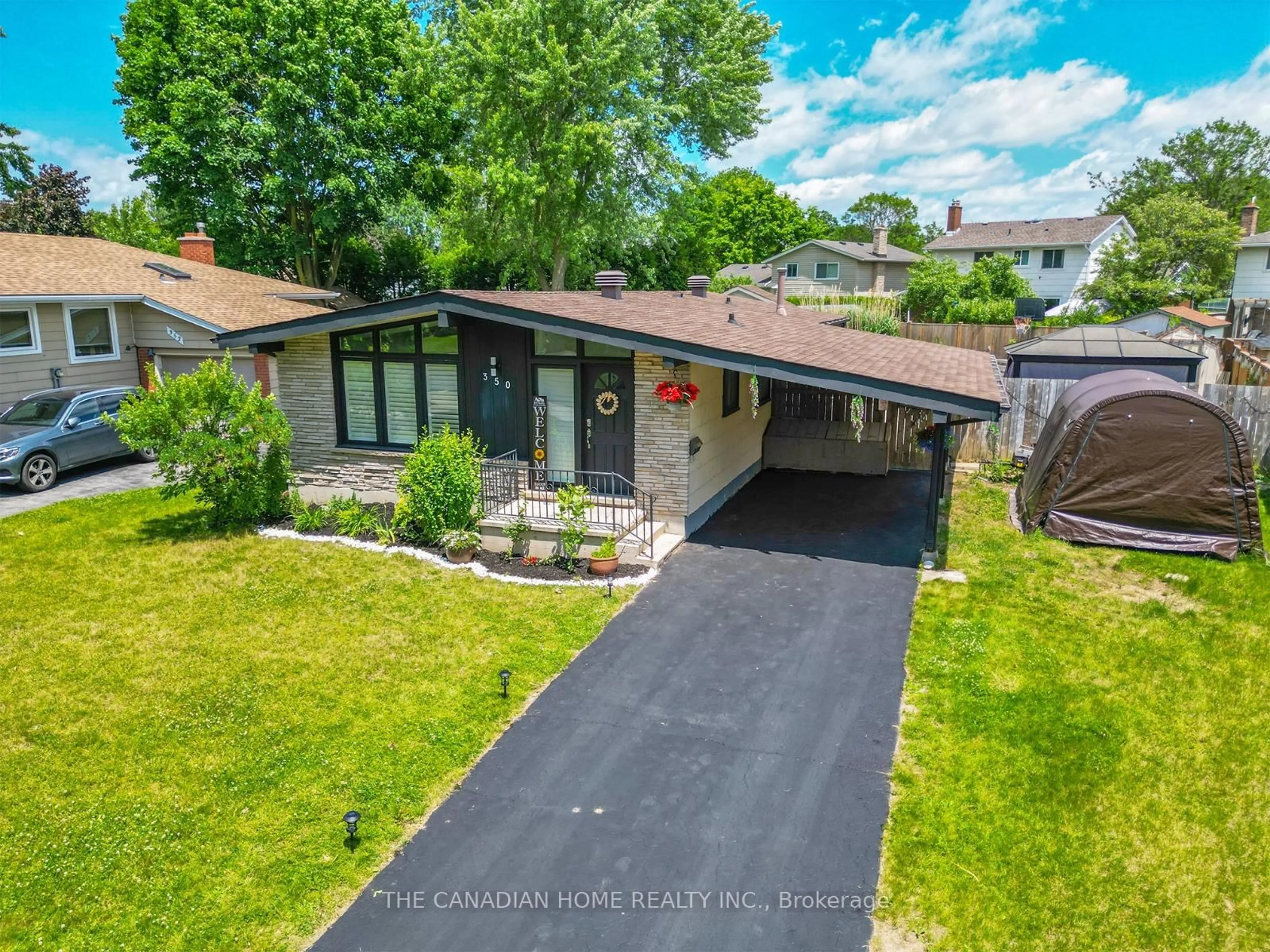 A pic from outside/outdoor area/front of a property/back of a property/a pic from drone, street for 350 Boxbury Dr, Waterloo Ontario N2K 1W2