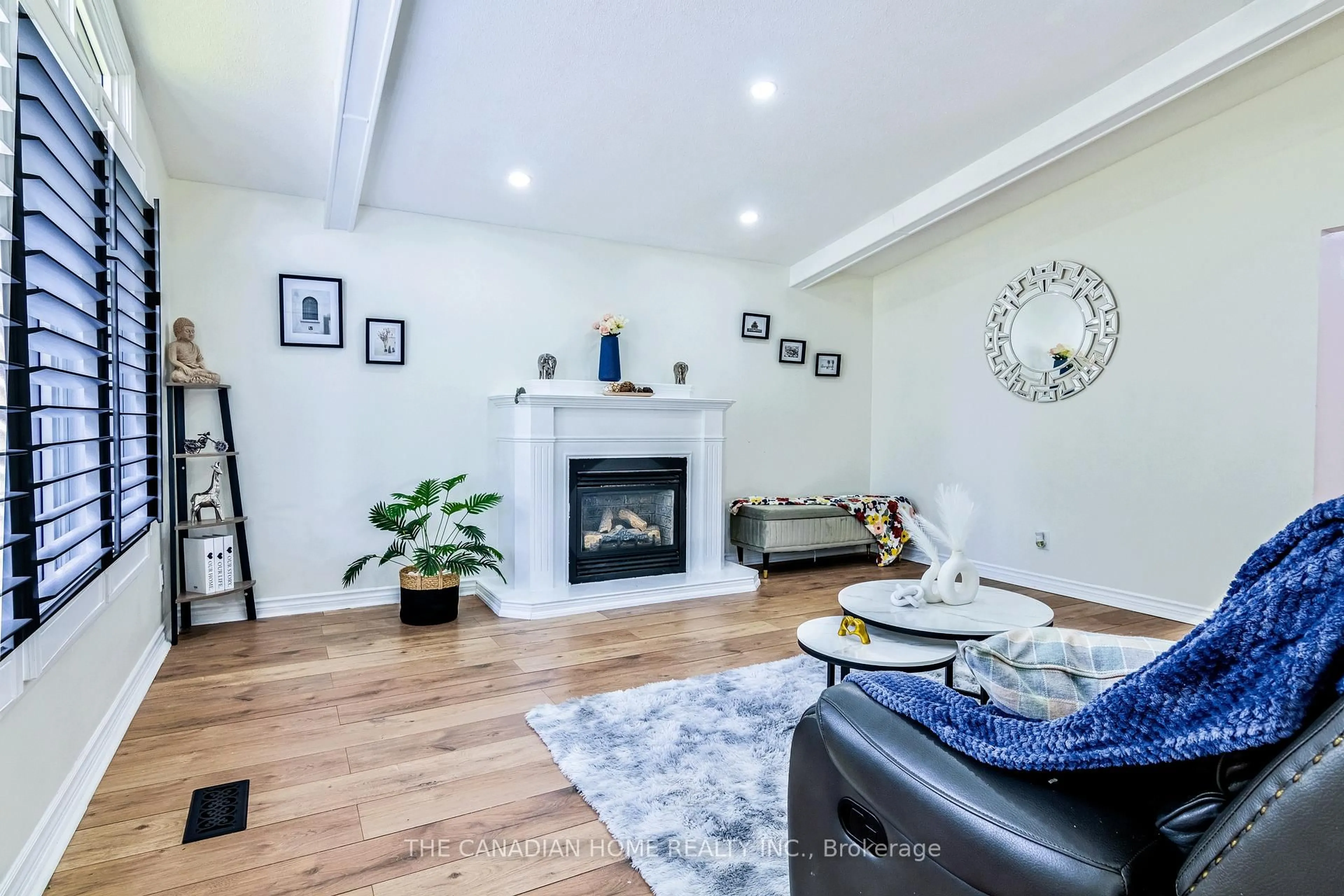 Living room with furniture, wood/laminate floor for 350 Boxbury Dr, Waterloo Ontario N2K 1W2