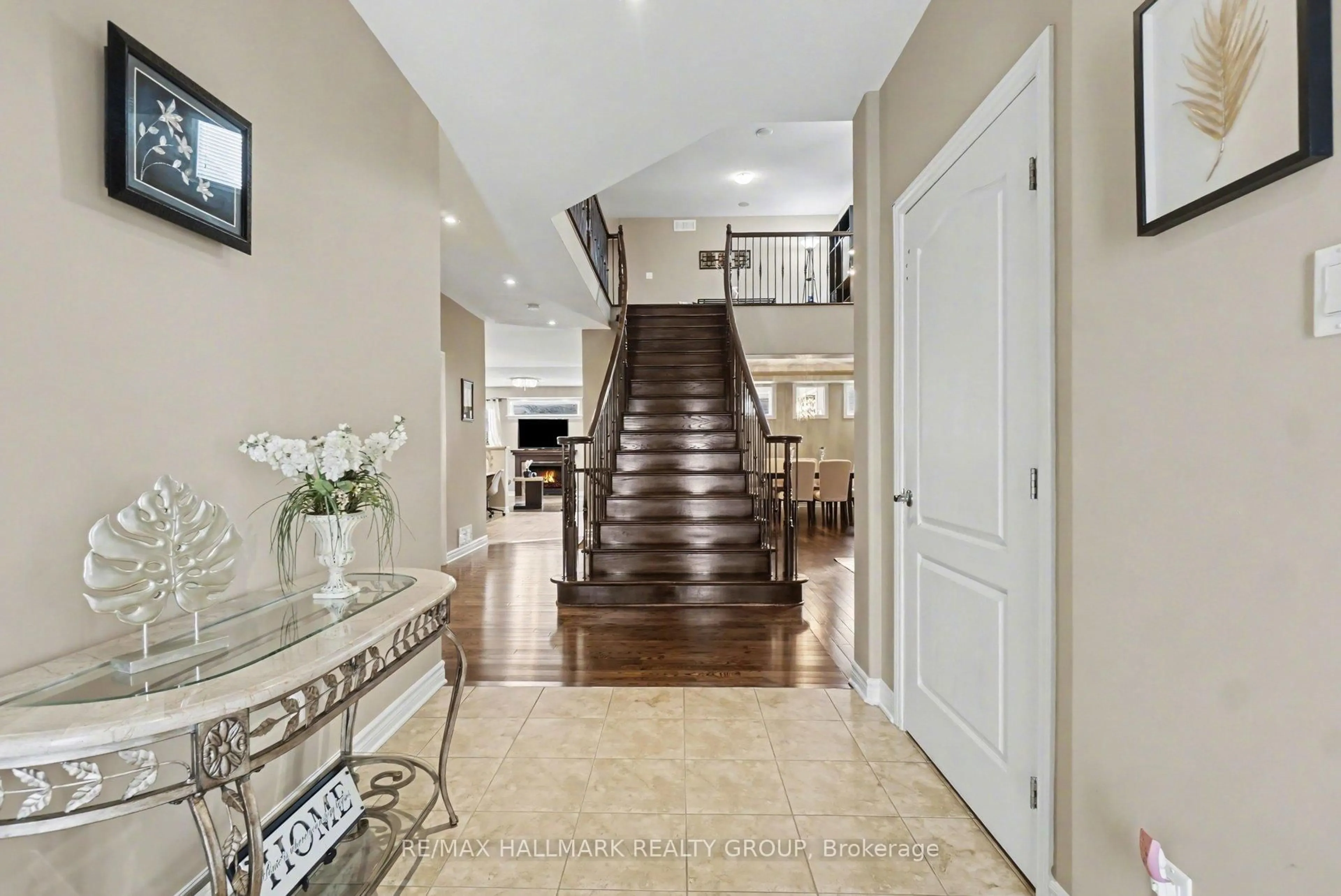 Indoor foyer for 510 White Alder Ave, Ottawa Ontario K1T 0G4