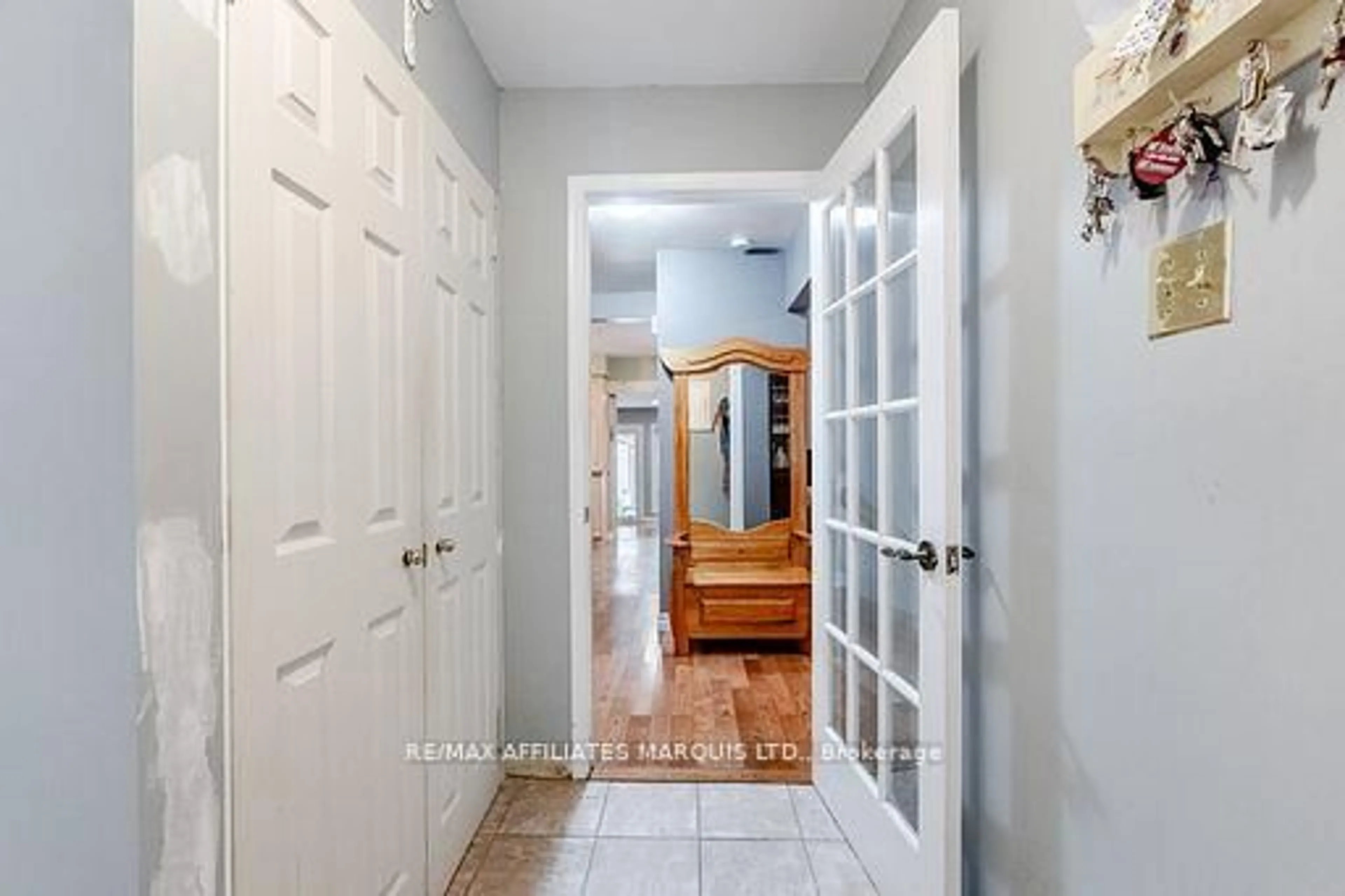 Indoor entryway for 668 Champlain Dr, Cornwall Ontario K6H 6P2