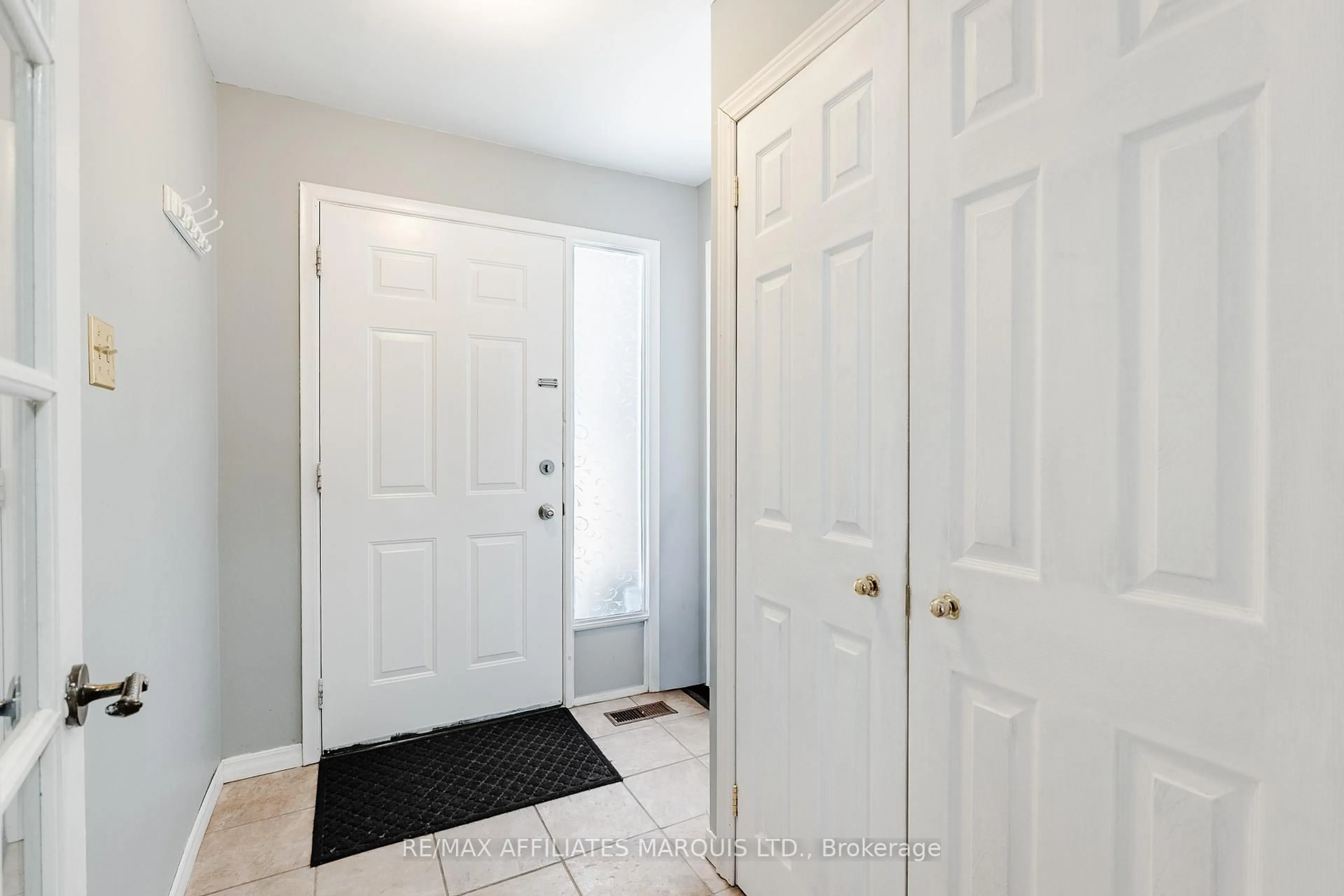 Indoor entryway for 668 Champlain Dr, Cornwall Ontario K6H 6P2