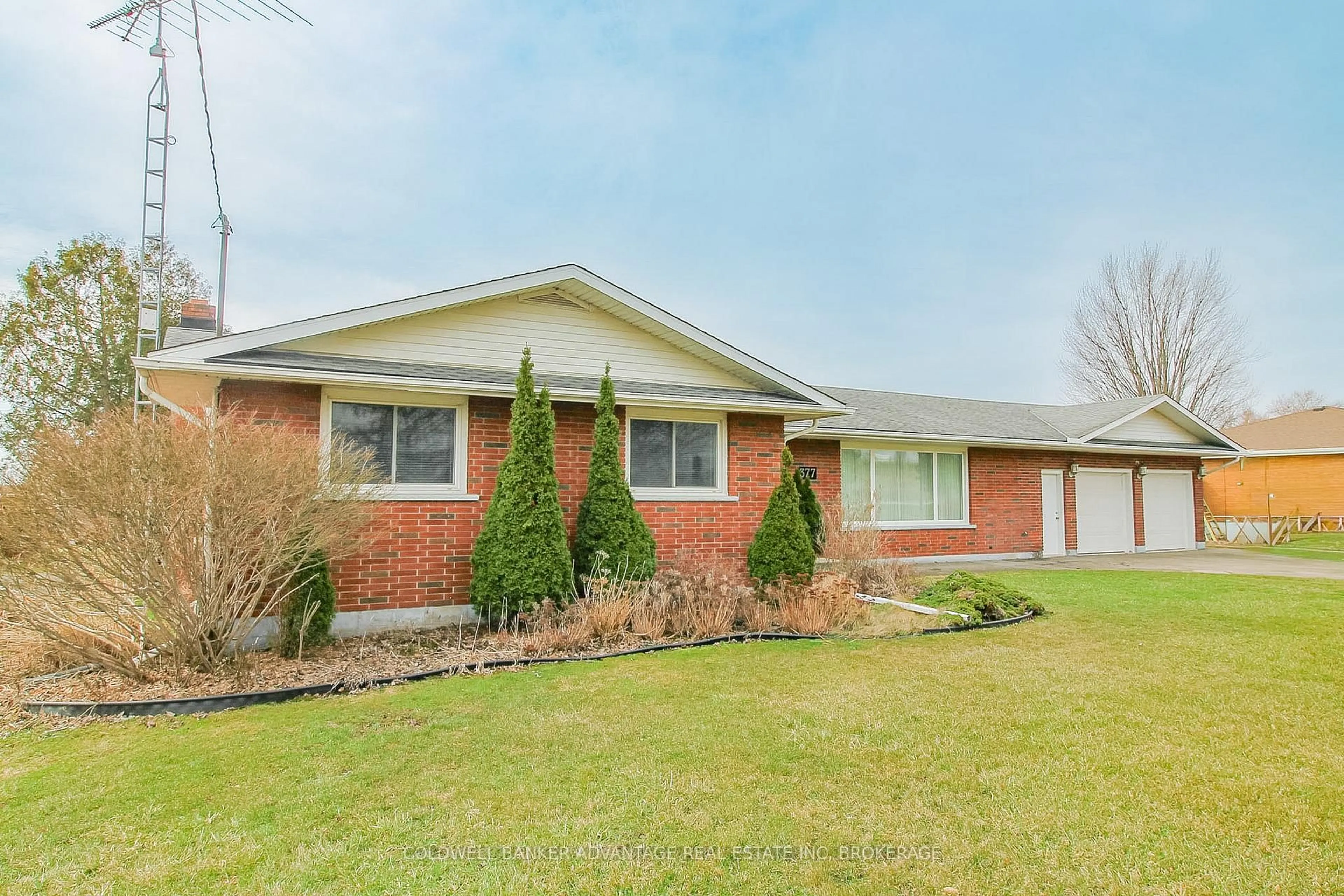 Home with brick exterior material, street for 377 Silverthorn Cres, Welland Ontario L3B 5N4