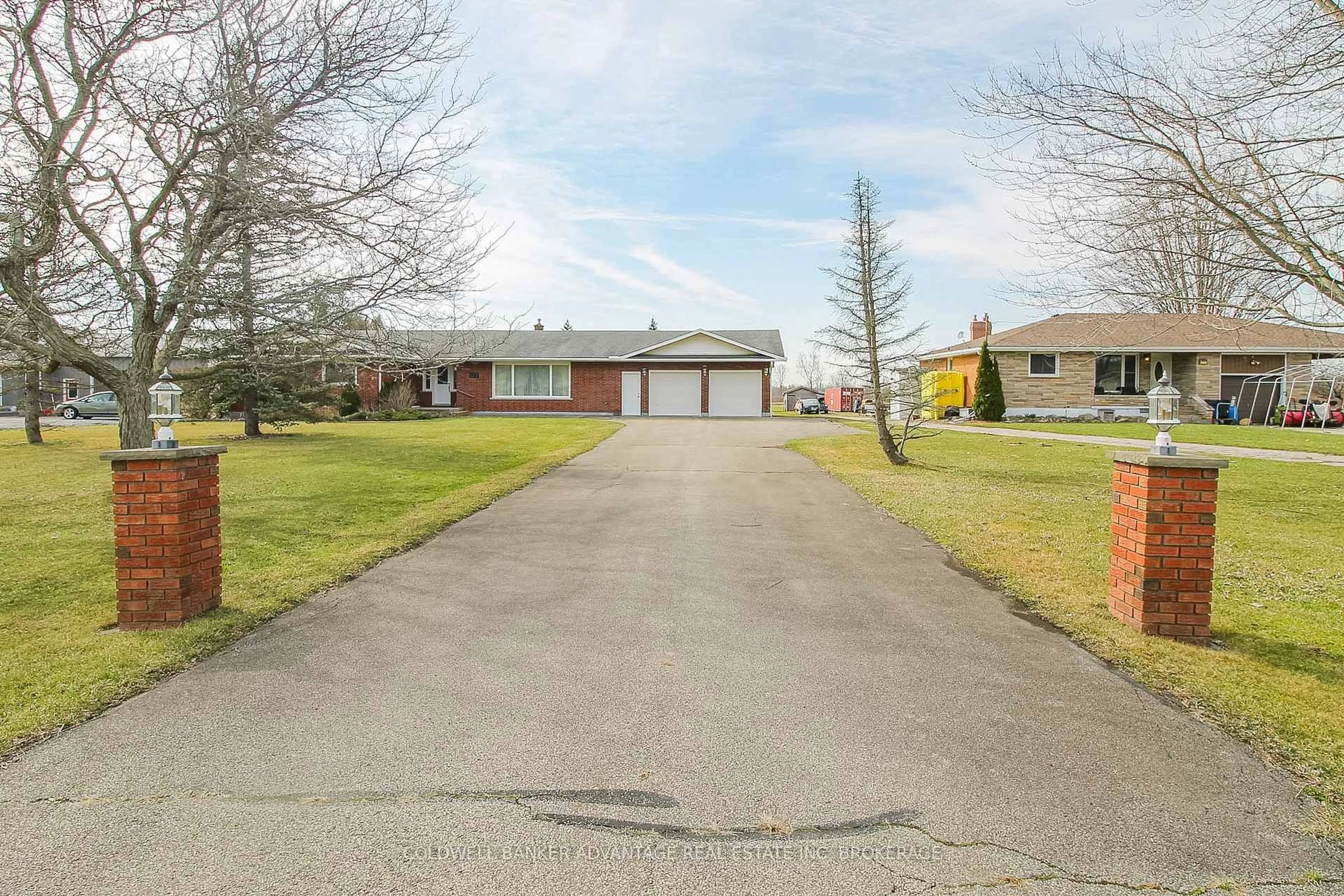 A pic from outside/outdoor area/front of a property/back of a property/a pic from drone, street for 377 Silverthorn Cres, Welland Ontario L3B 5N4