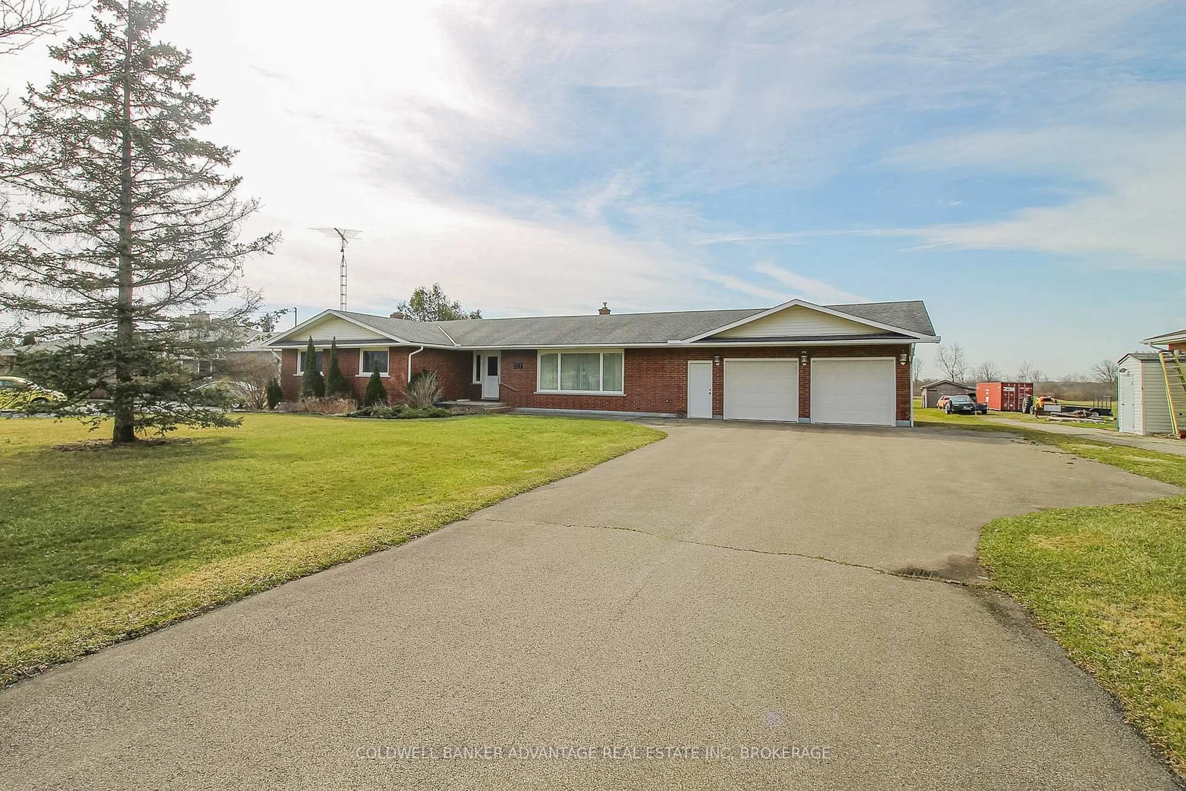 A pic from outside/outdoor area/front of a property/back of a property/a pic from drone, street for 377 Silverthorn Cres, Welland Ontario L3B 5N4