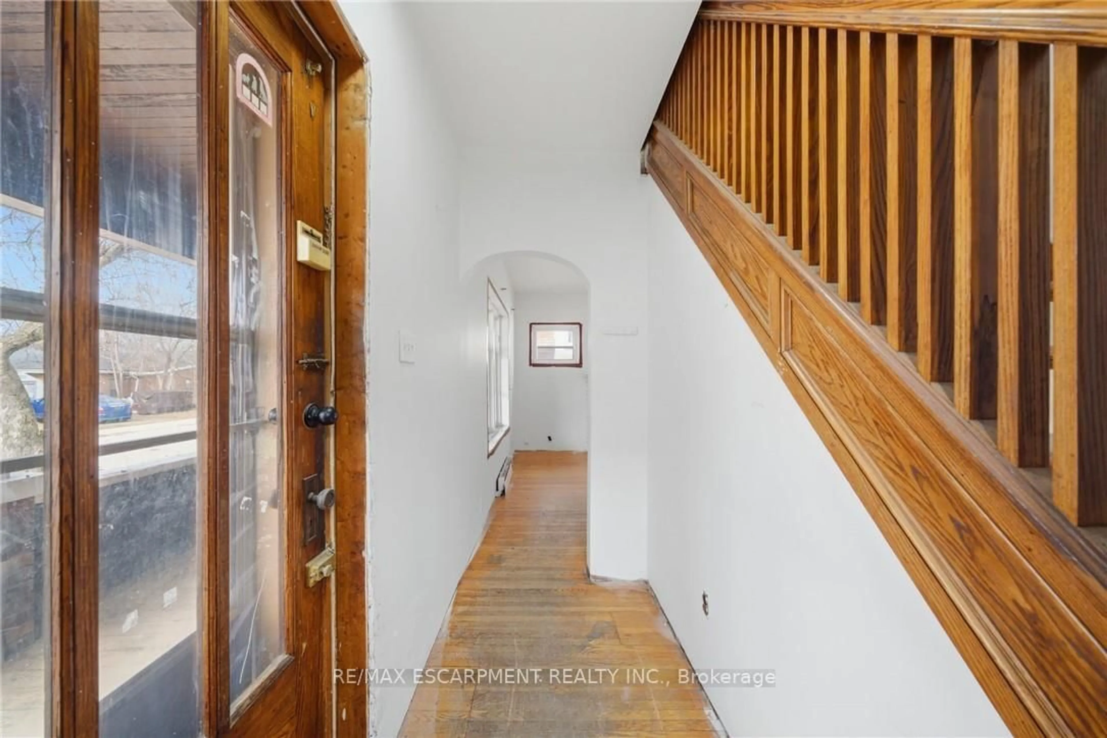 Indoor foyer for 203 Brock St, Brantford Ontario N3S 5W8