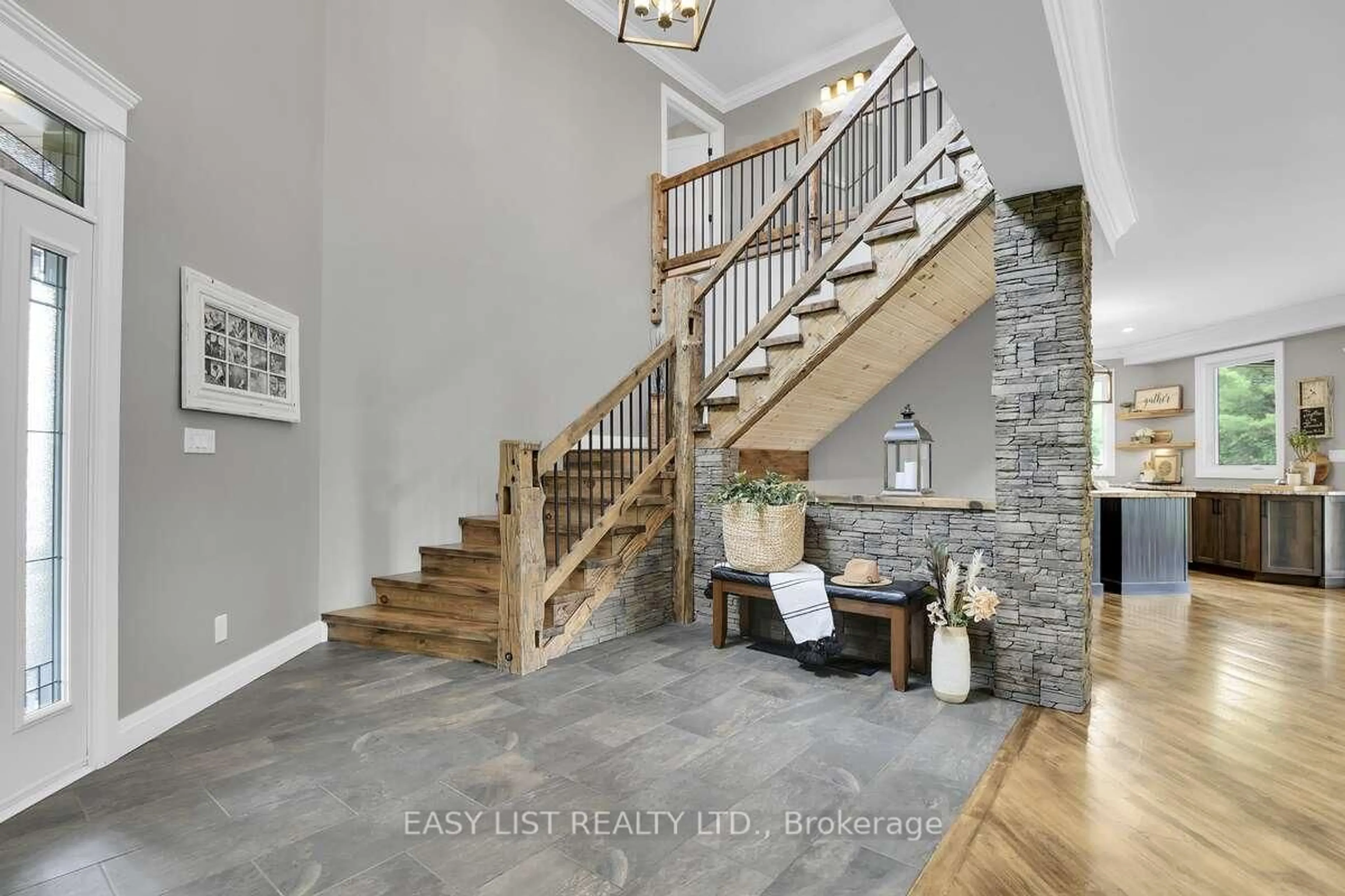 Indoor entryway for 2882 B Line Rd, Pembroke Ontario K8A 6W8