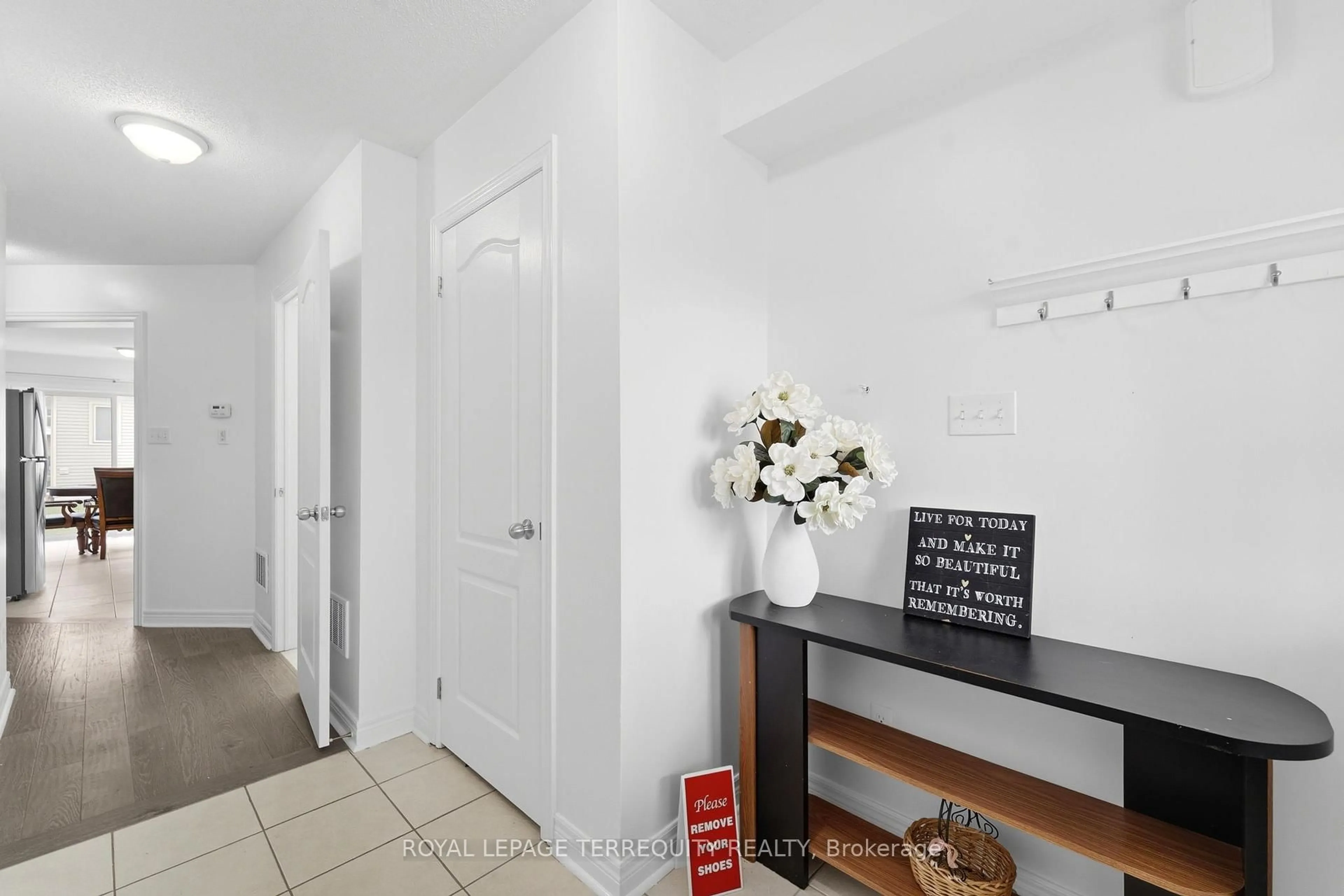 Indoor entryway for 35 Colonel Lyall St, St. Catharines Ontario L2P 0B3