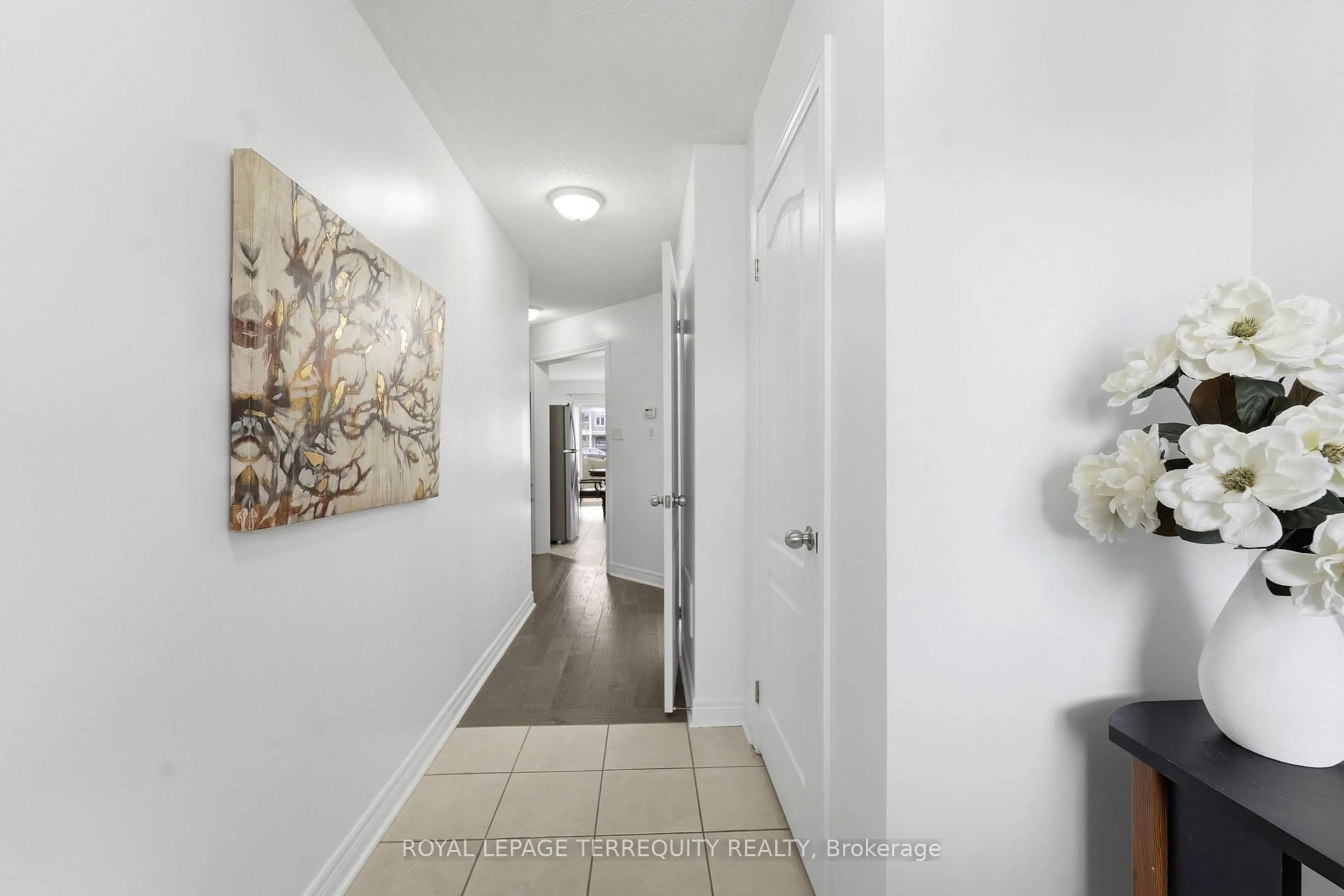 Indoor entryway for 35 Colonel Lyall St, St. Catharines Ontario L2P 0B3