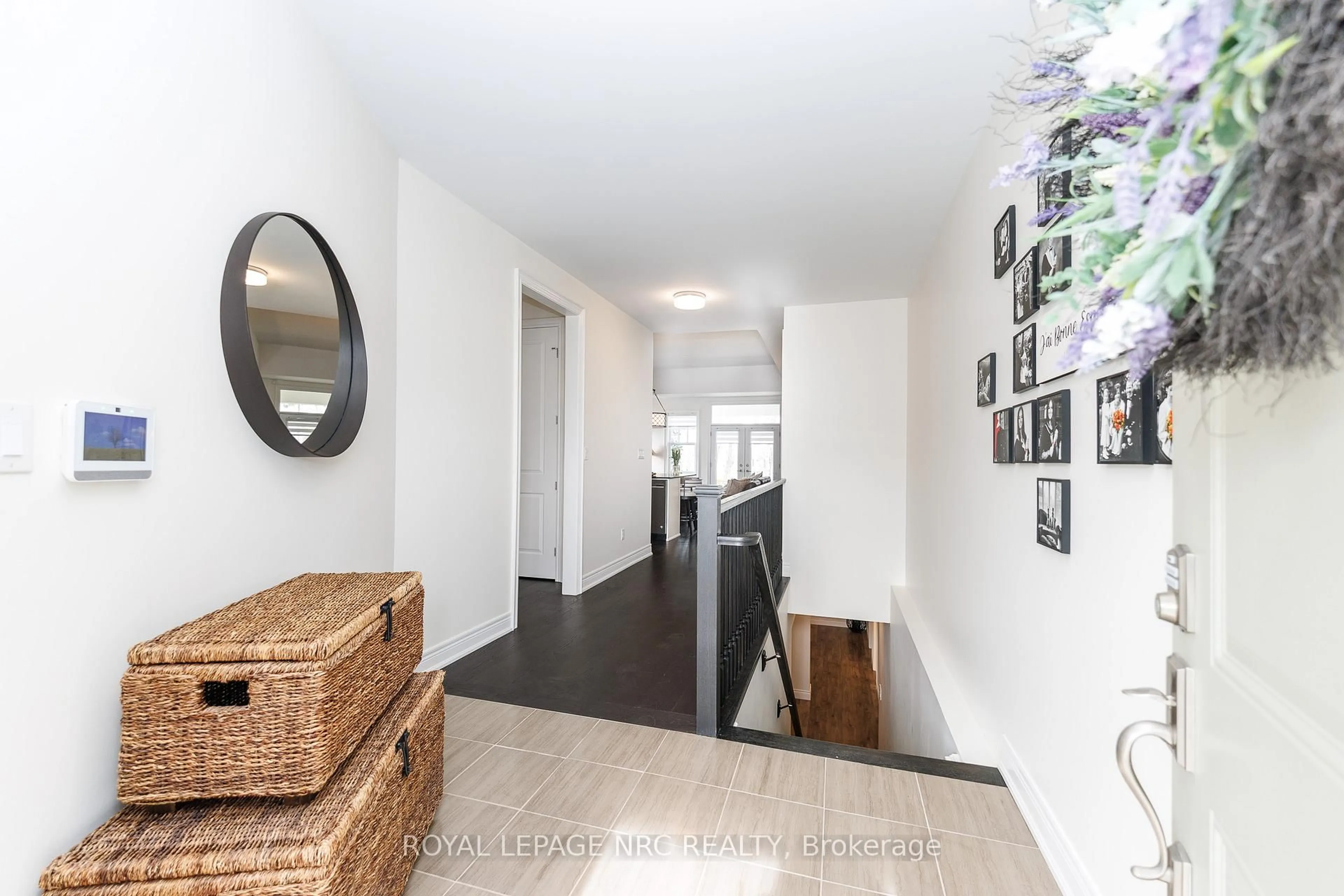 Indoor entryway for 68 Paradise Grve, Niagara-on-the-Lake Ontario L0S 1T0