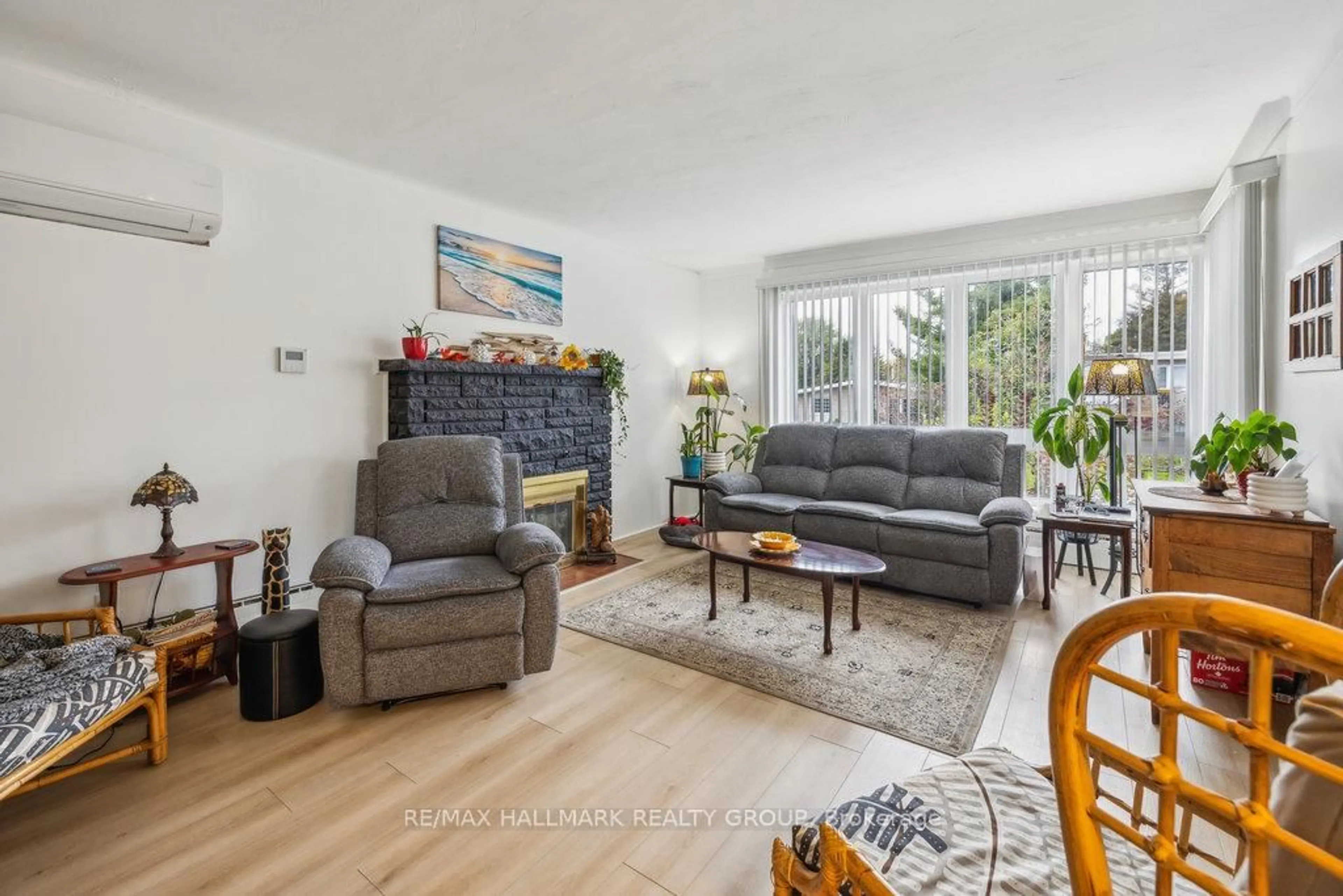 Living room with furniture, wood/laminate floor for 264 Michel Circ, Ottawa Ontario K1L 7P9