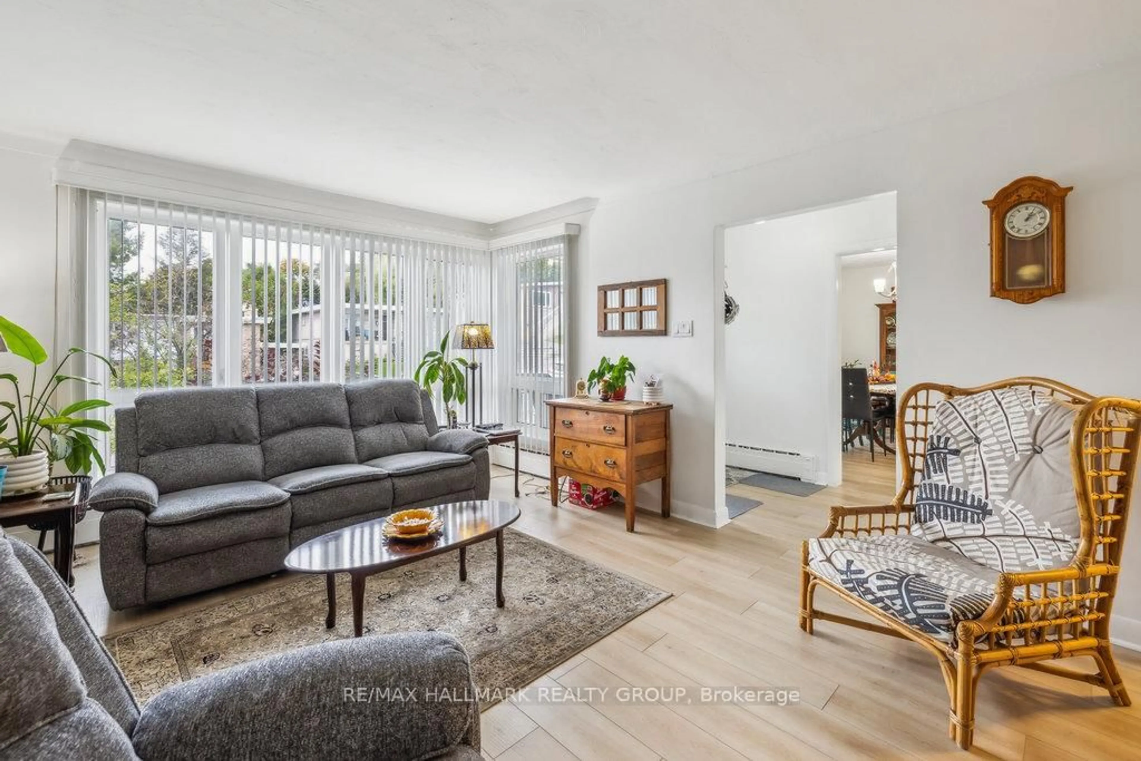 Living room with furniture, unknown for 264 Michel Circ, Ottawa Ontario K1L 7P9